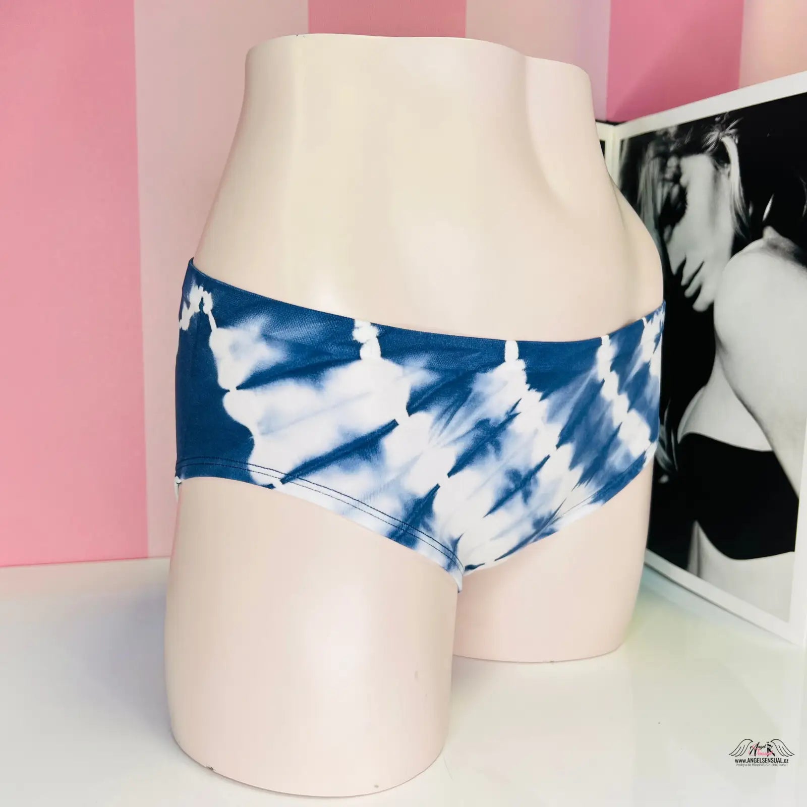 Manekýn s modro-bílými batikovanými kalhotkami s jedinečným batikovaným motivem