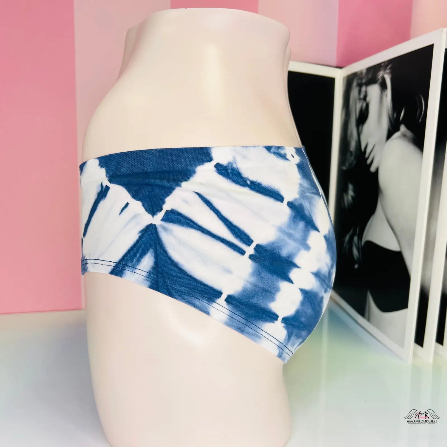 Ceramic vase s modrým tie-dye vzorem na spodní polovině, jedinečným batikovaným motivem