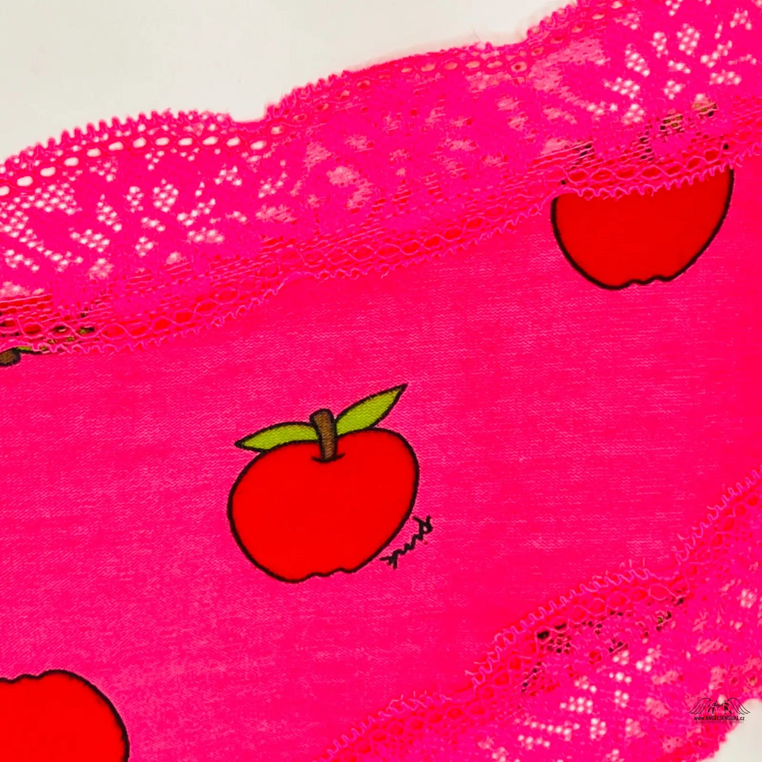 Pink lace underwear with apple pattern, luxusní bavlněné kalhotky lemované jemnou krajkou
