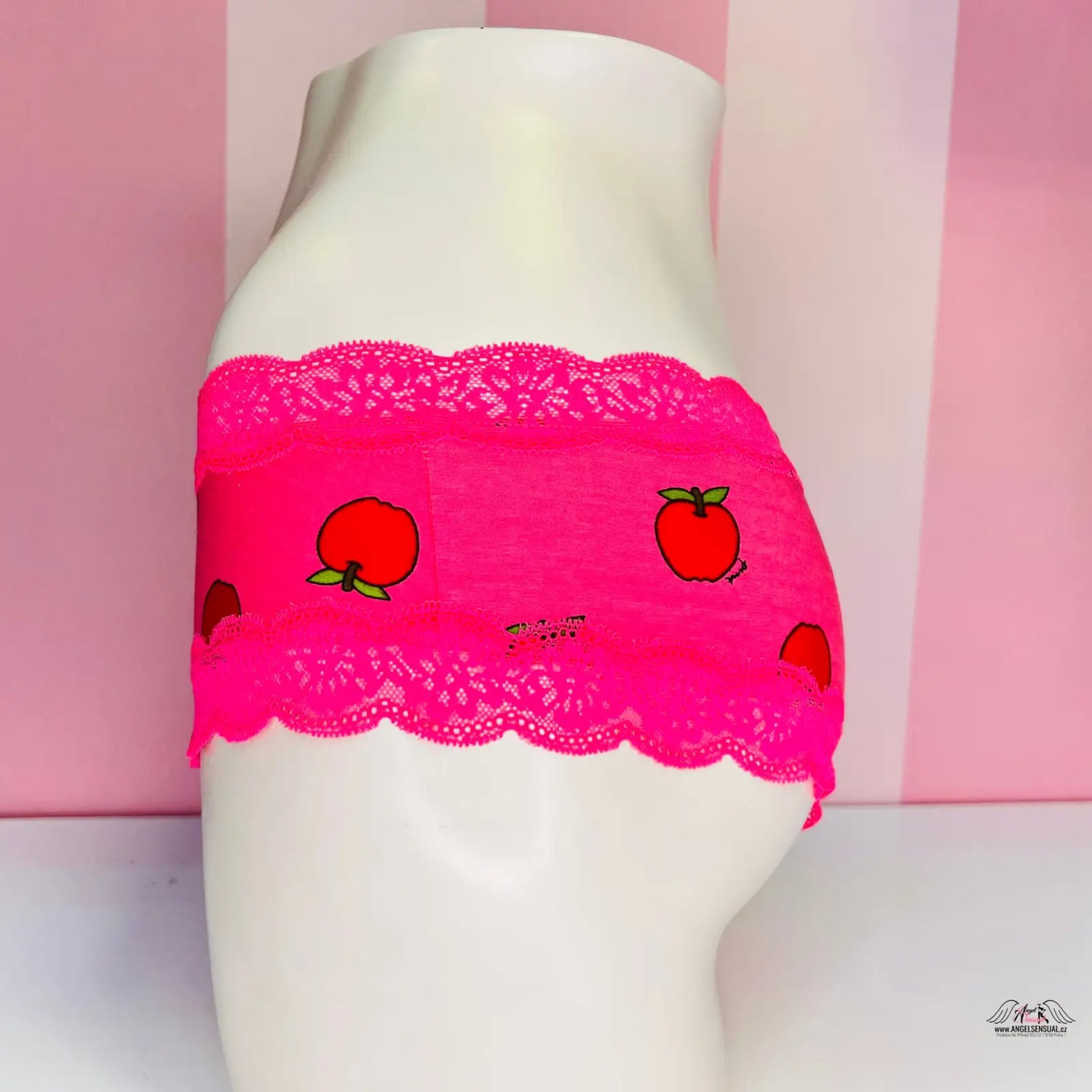 Pink lace underwear with apple pattern, luxusní bavlněné kalhotky lemované jemnou krajkou