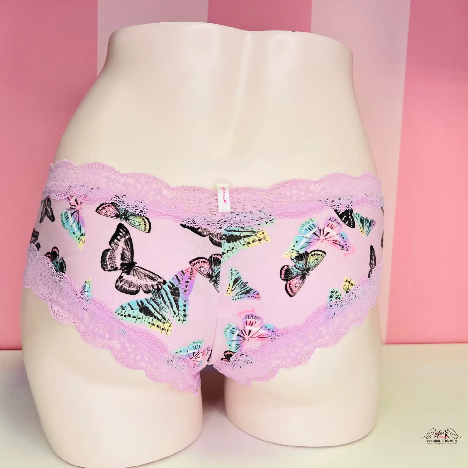 Pink bavlněné kalhotky lemované jemnou krajkou s růžovým motýlkovým vzorem