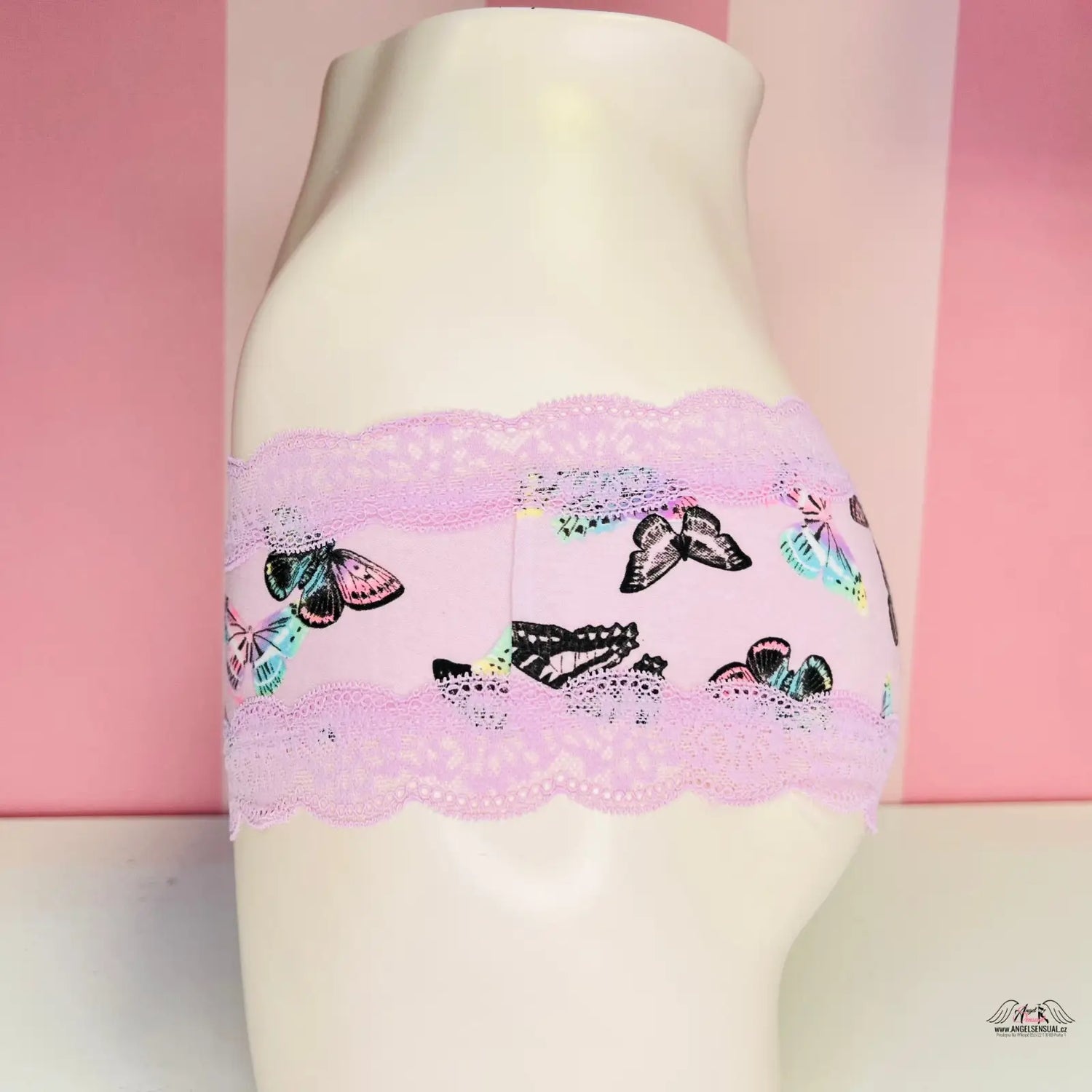 Přírodní bavlněné kalhotky lemované jemnou krajkou s růžovým motýlkovým vzorem