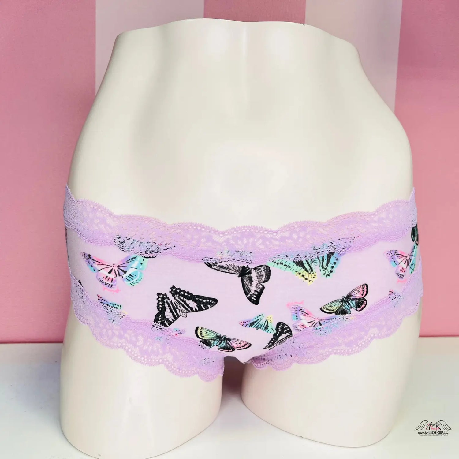 Lavender butterfly-patterned bavlněné kalhotky lemované jemnou krajkou, komfortní a elegantní