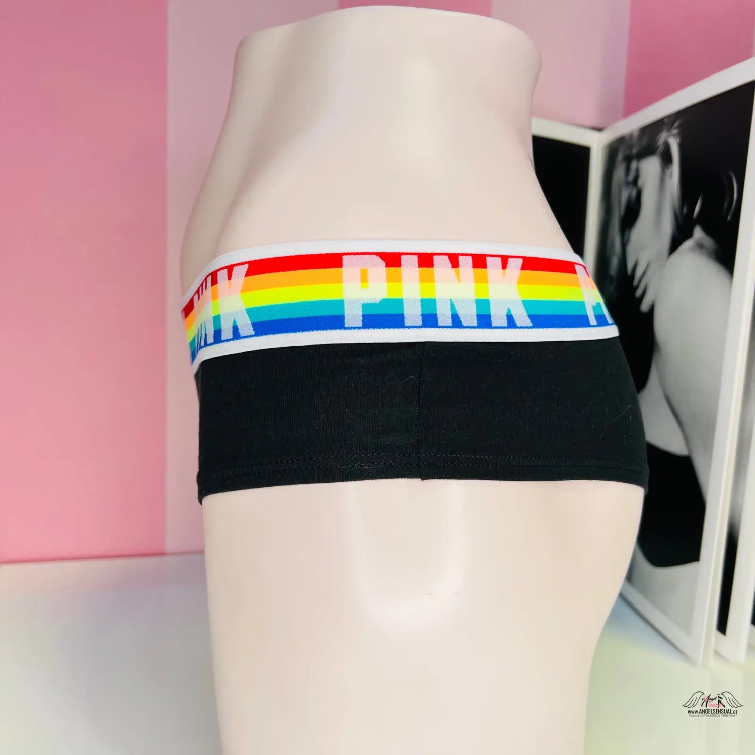 Detailní záběr na bavlněná tanga Victoria’s Secret s duhovým potiskem