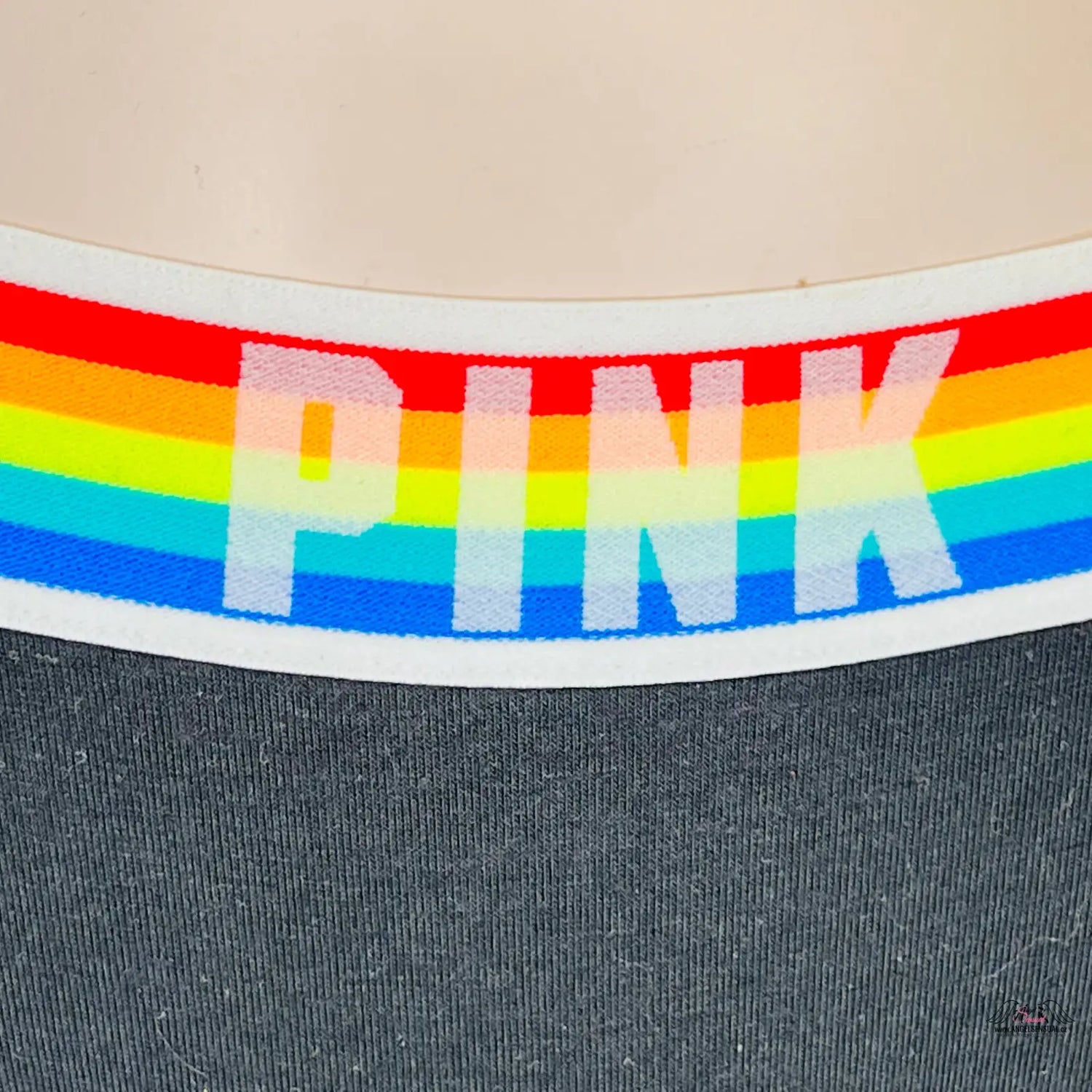 Bavlněná tanga Victoria’s Secret s duhovým potiskem na černé košili