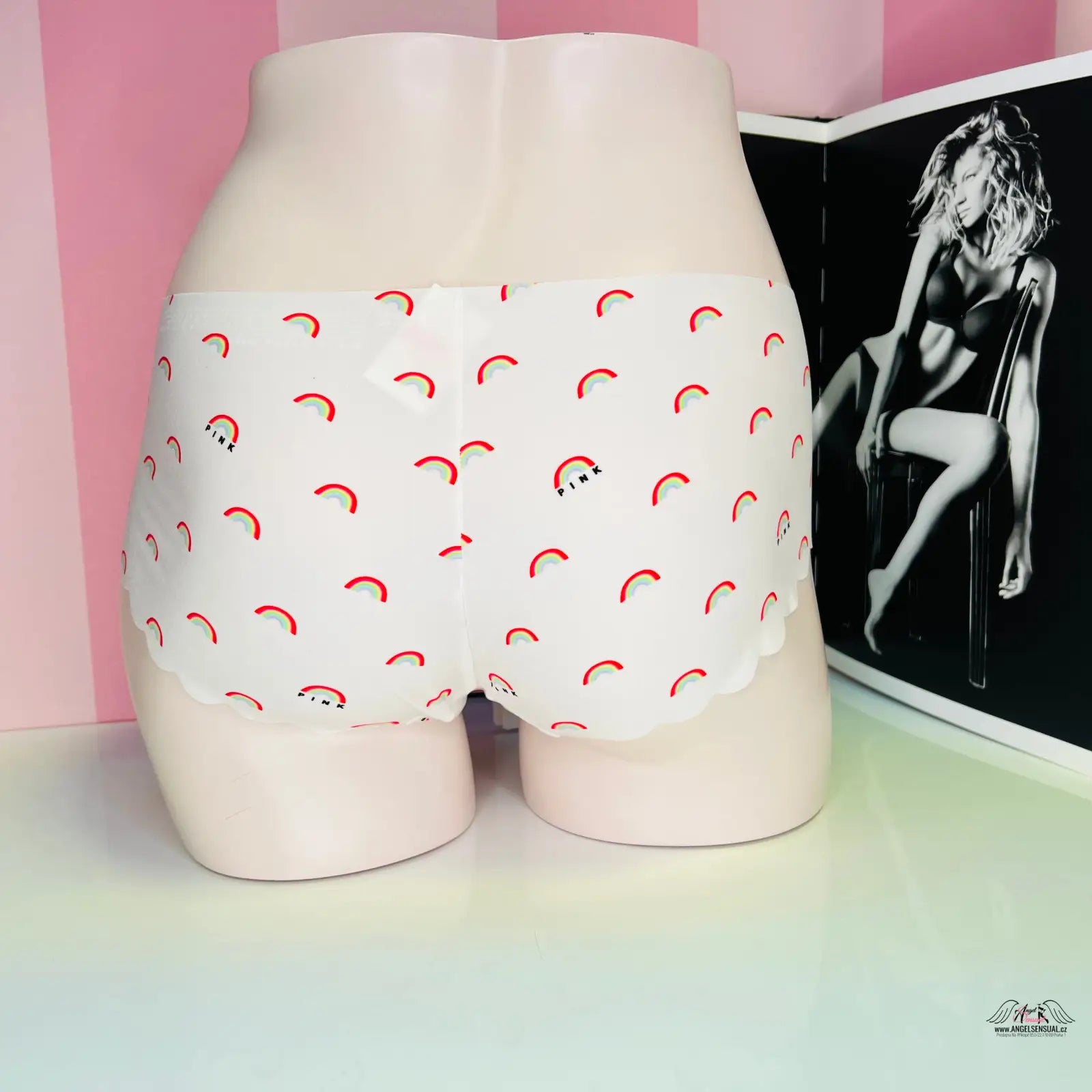 Bílý manekýn s růžovým prádlem PINK Bezešvé Kalhotky Duhový vzor s jemnými volánky