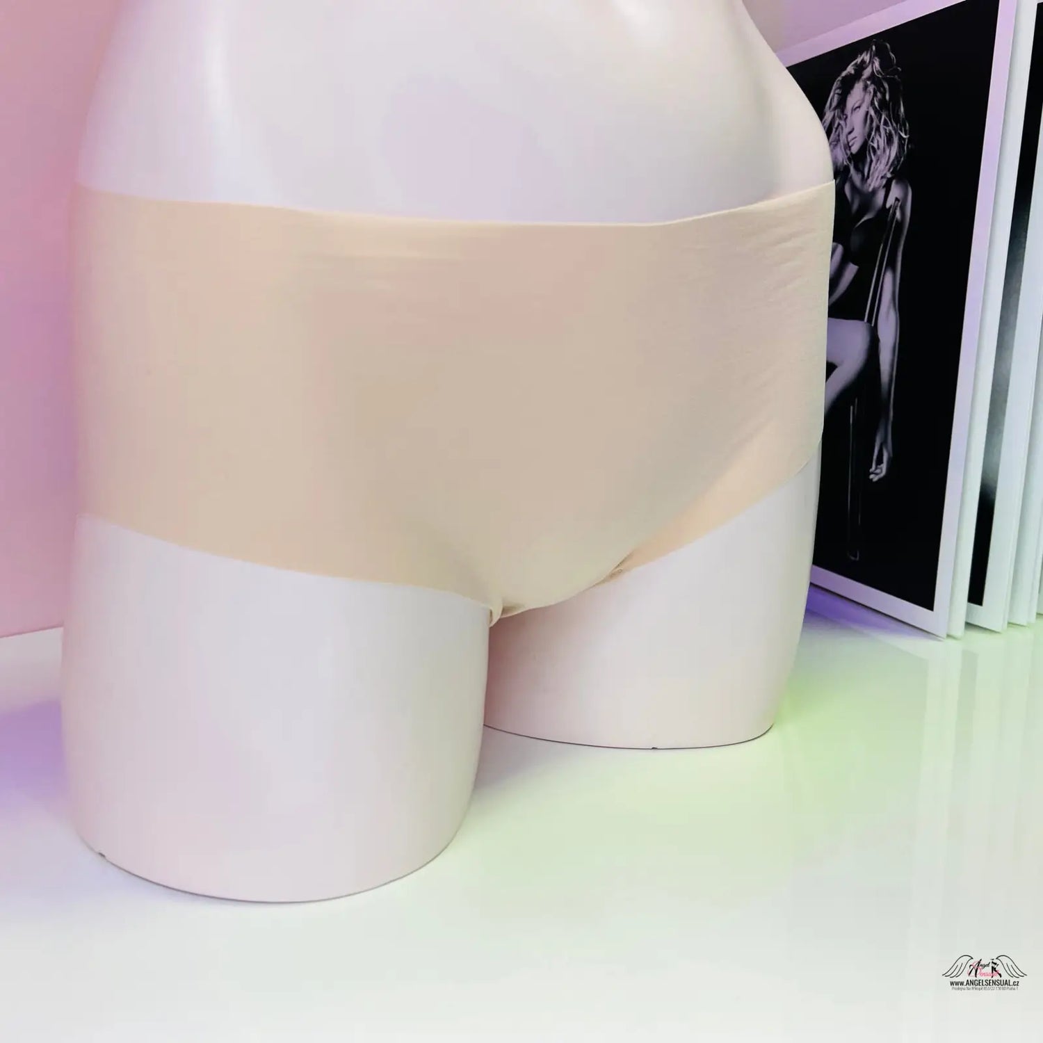 Bílé židle s růžovým a bílým sedákem na PINK Bezešvé Kalhotky Tělové