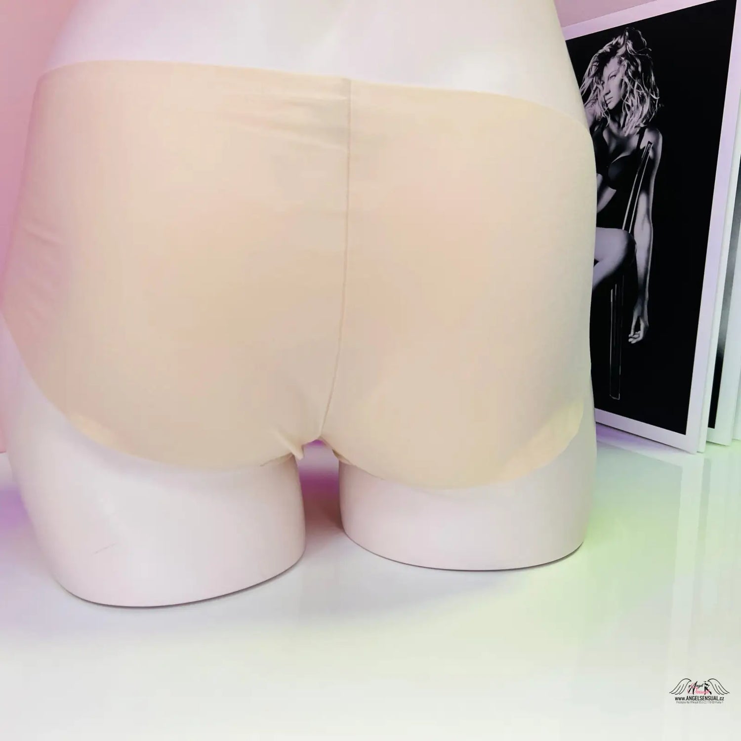 Bílé bezešvé kalhotky s černobílým photographem a logem pejska na levé straně