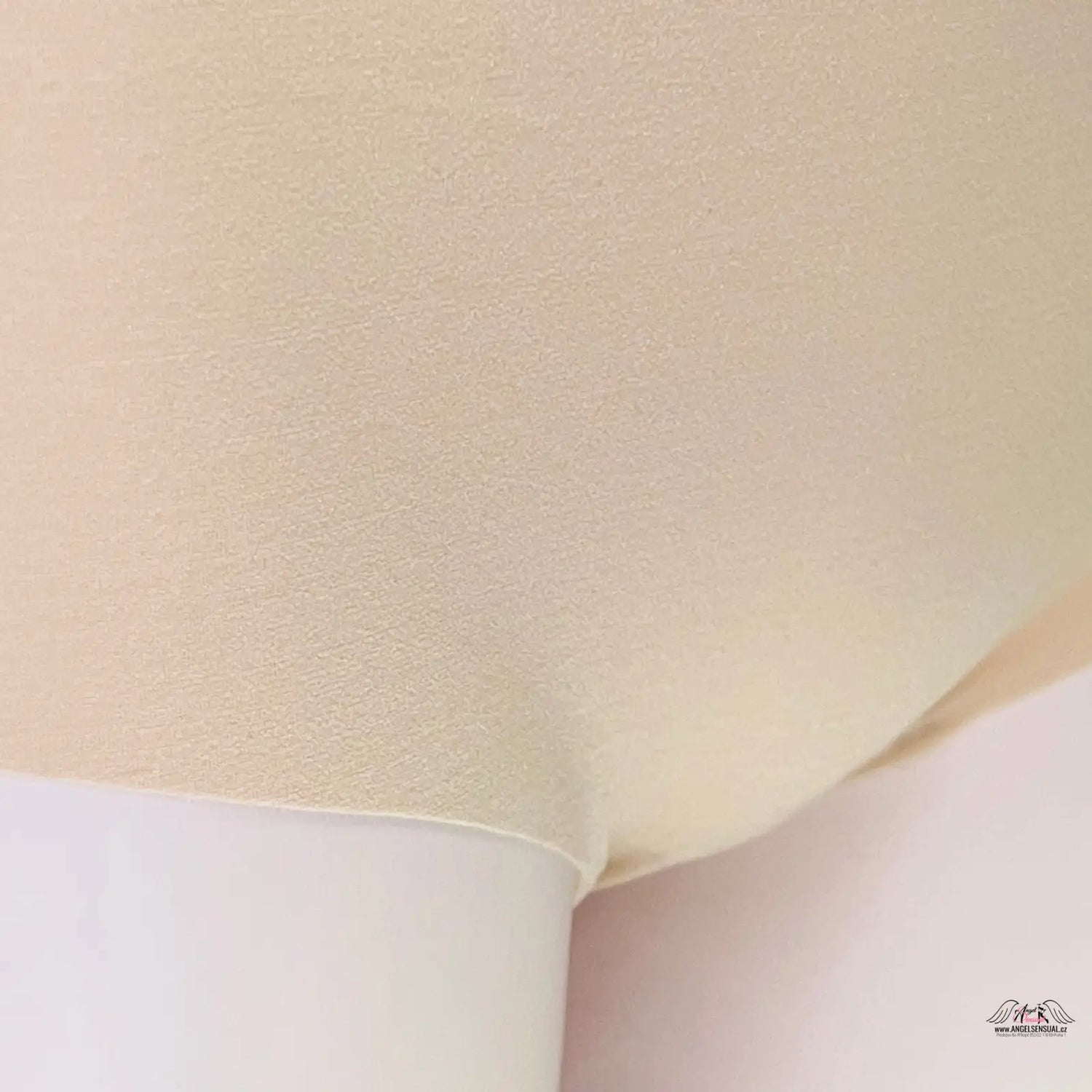 Close-up of a white wall sheet with bezešvé kalhotky levé straně a logem pejska