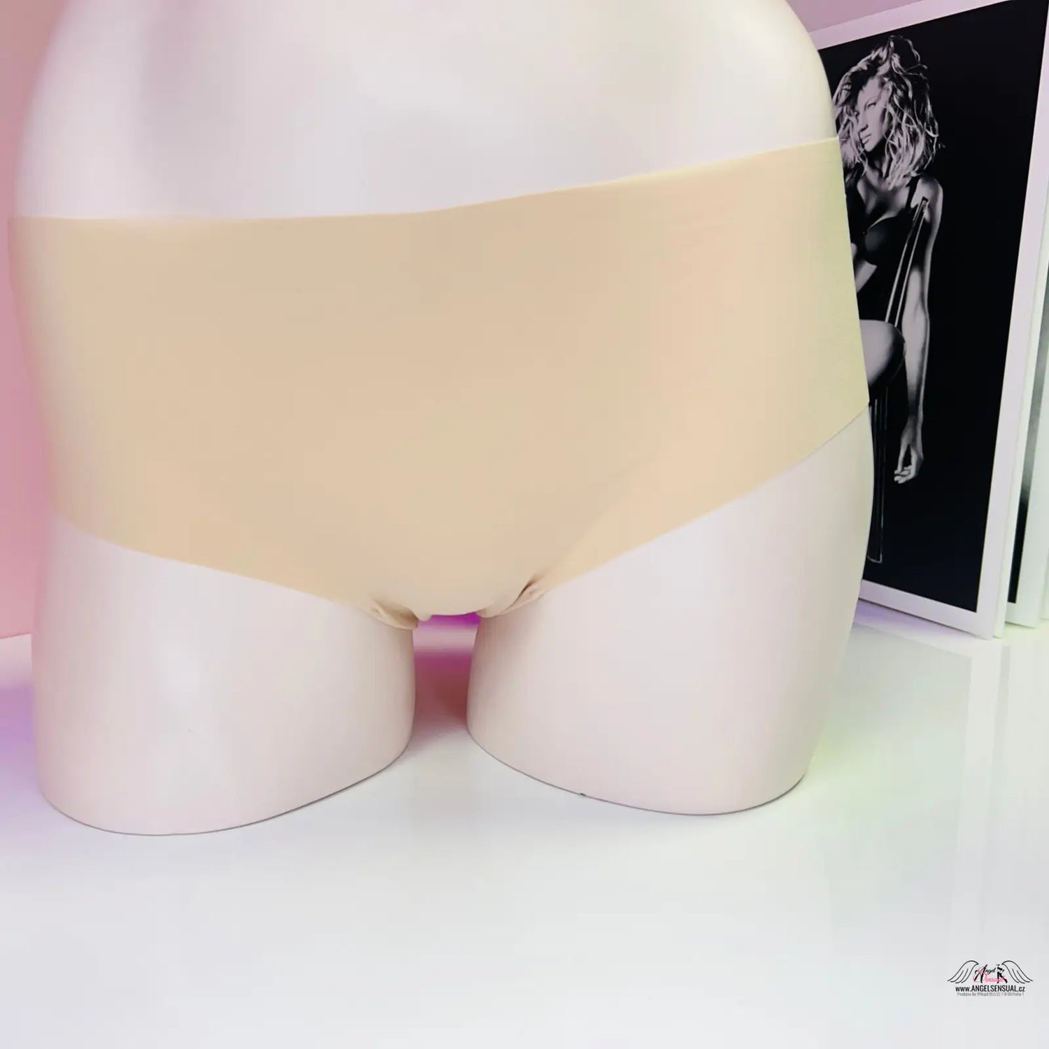 Ženské bezešvé kalhotky Tělové s logem pejska, levé straně, s obrázkem ženy v pozadí