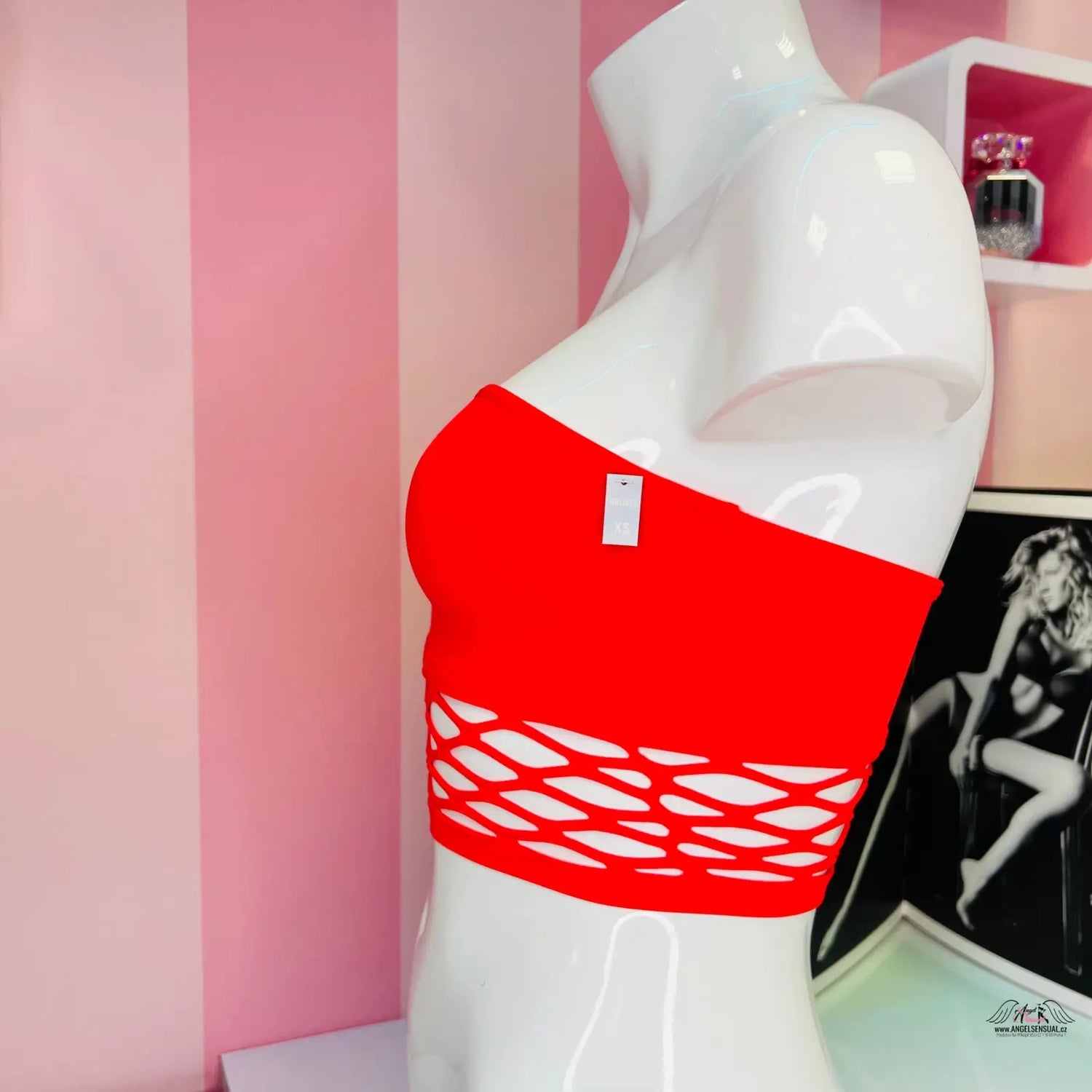 Velice příjemná červená bandeau top na bílé manekýně, lze nosit jako apparel & accessories