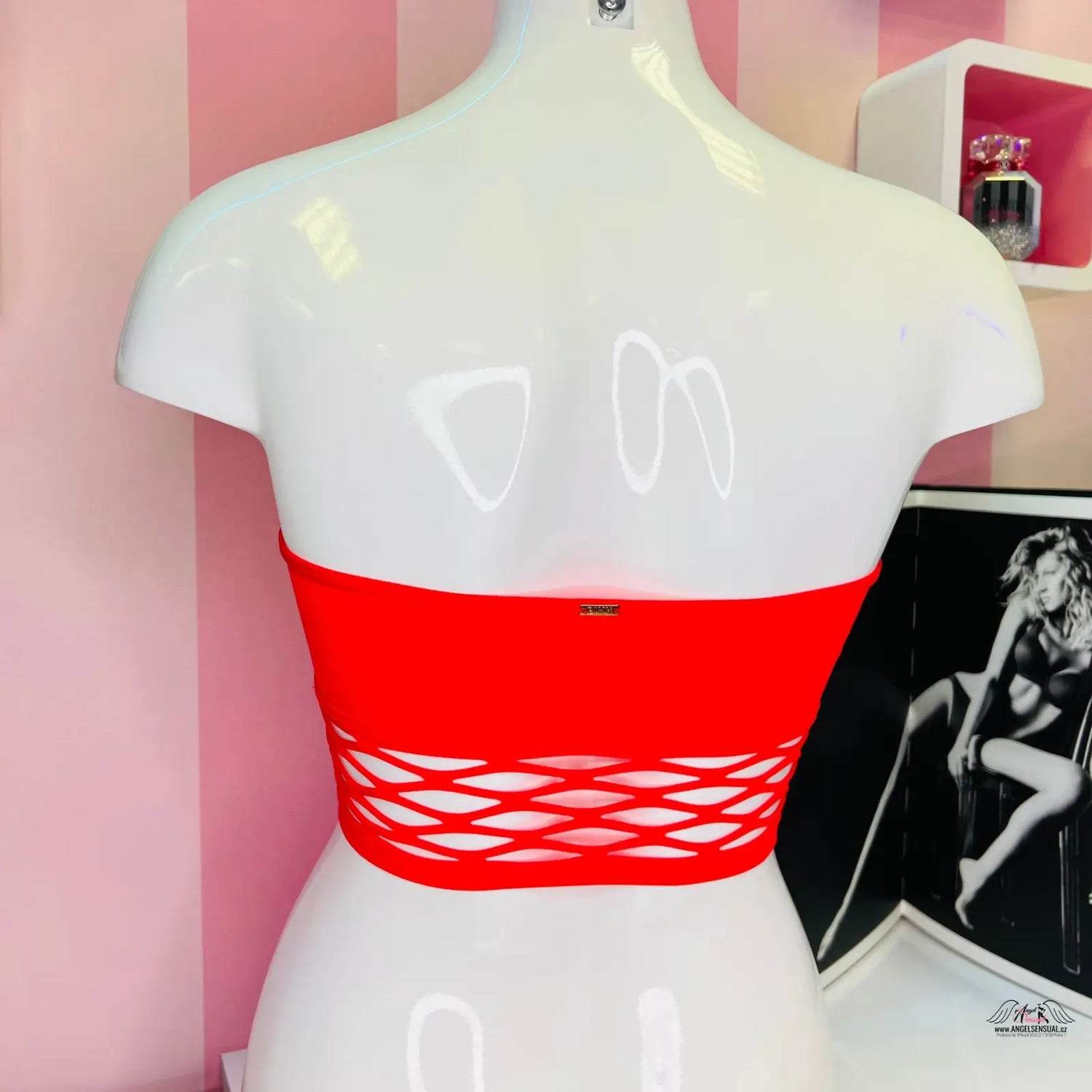 Velice příjemná červená bandeau top s překříženými popruhy na mannequinovi, lze nosit jako apparel & accessories