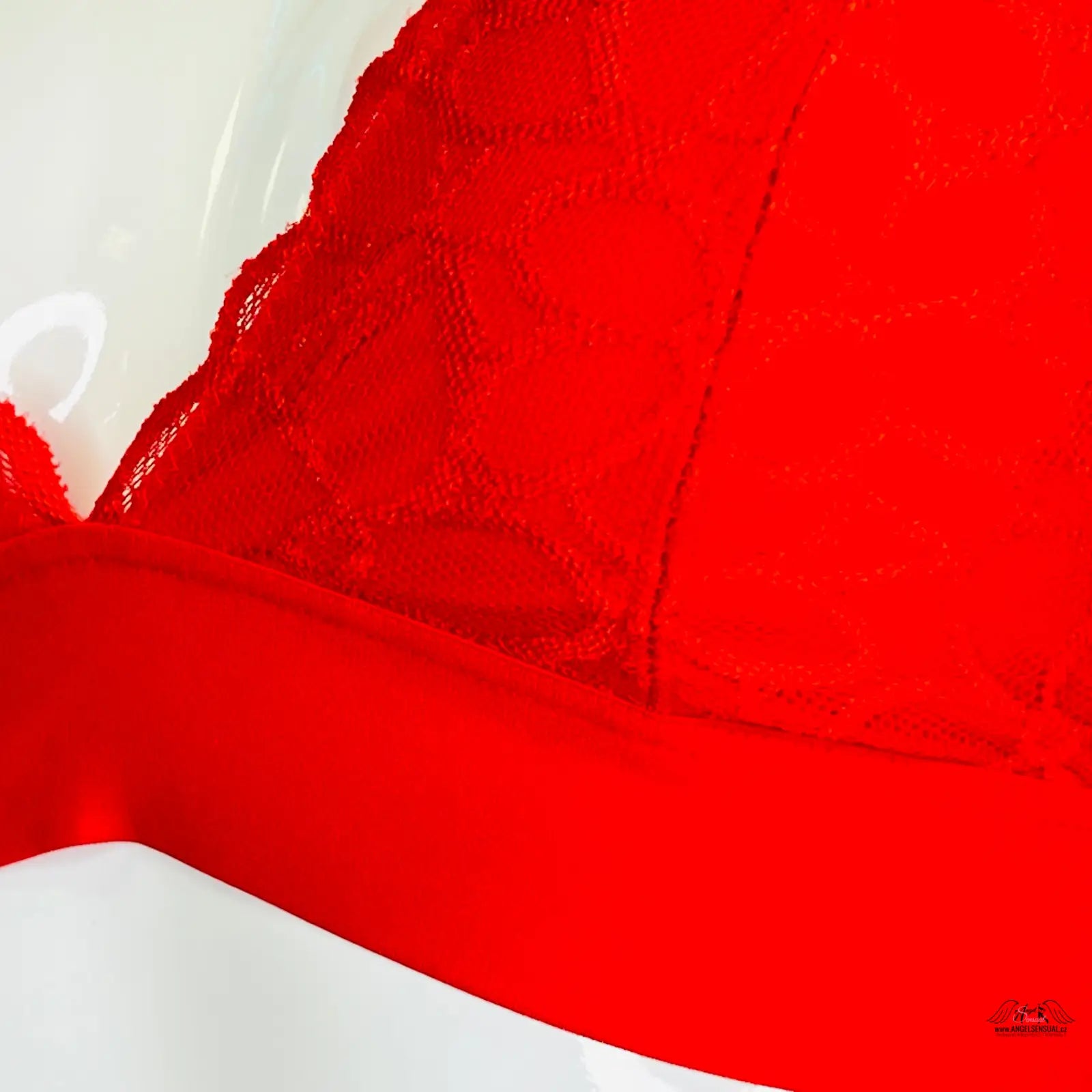 Red and white baseball cap k červené luxusní krajkové braletce s krajkou kolem krku