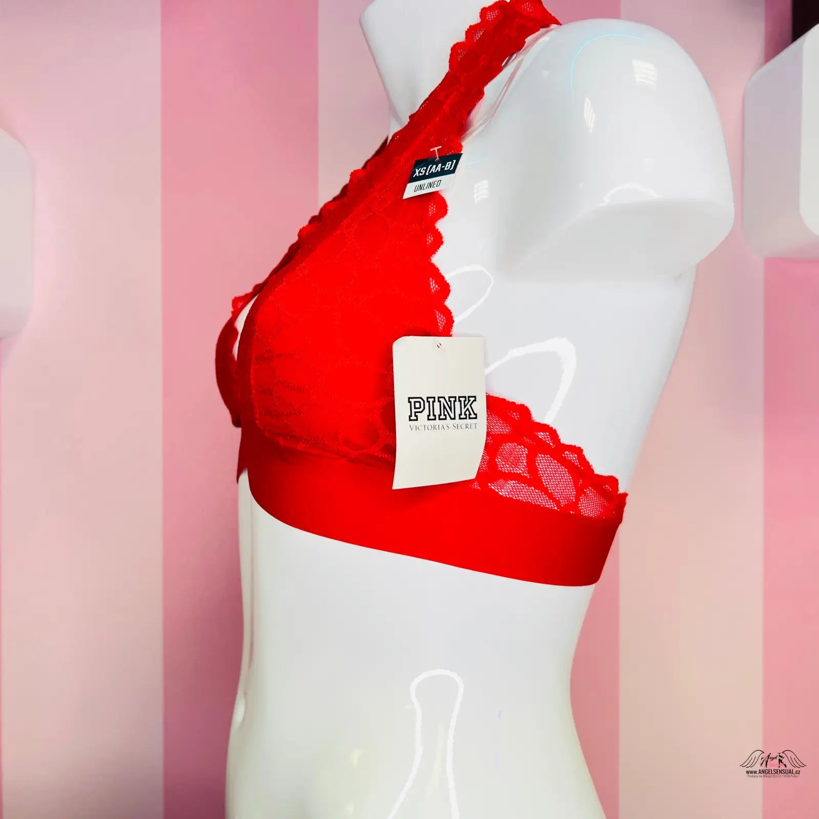 Red lace braletka s PINK značkou na modelu, neodolatelný vzhled luxusní krajkové braletky