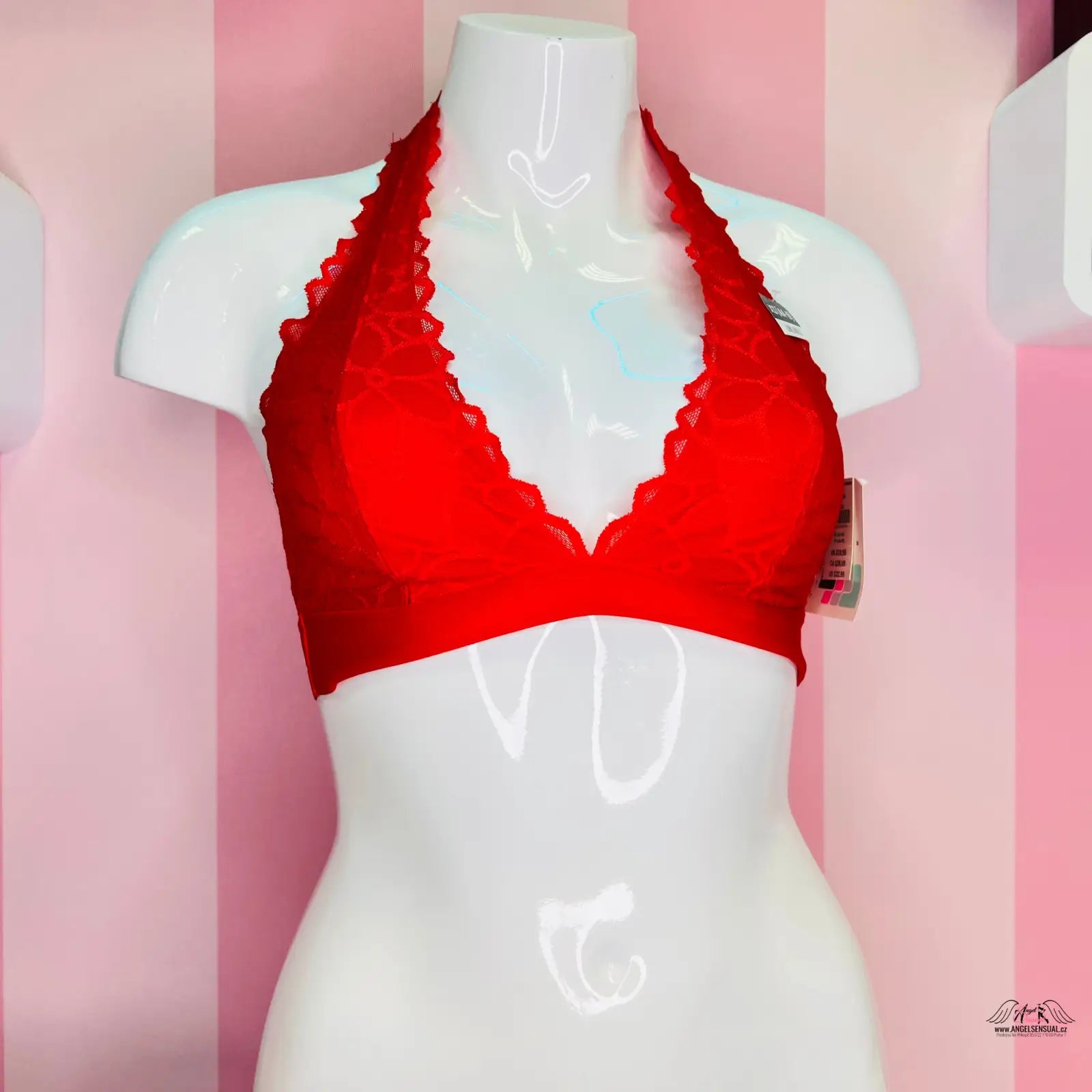 Red halter bikini top s krajkovým lemem, ideální pro neodolatelný vzhled a luxusní krajková braletka