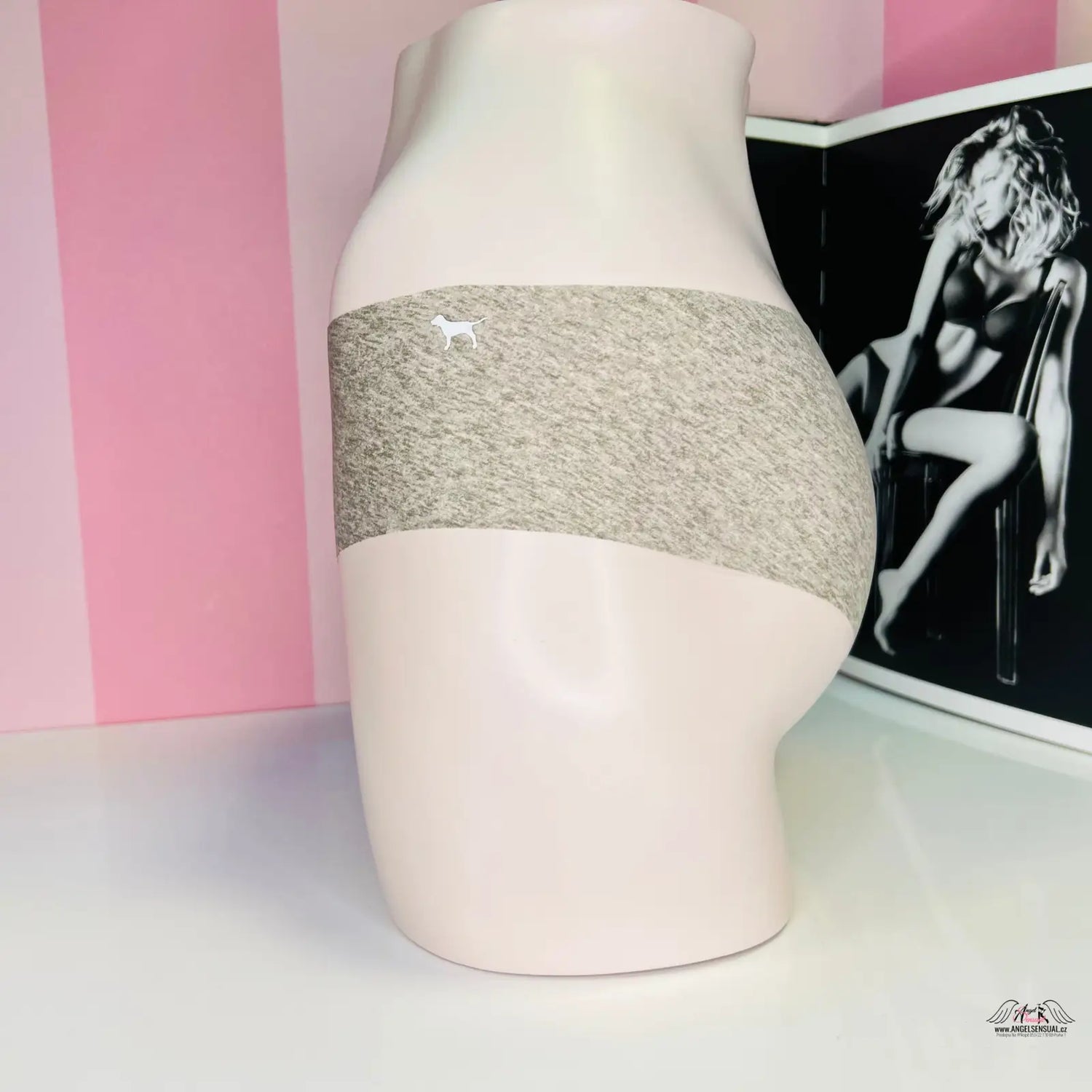 Obrázek bílé vázy s šedým pruhem na vícebarevné bezešvé kalhotky PINK Cheekster