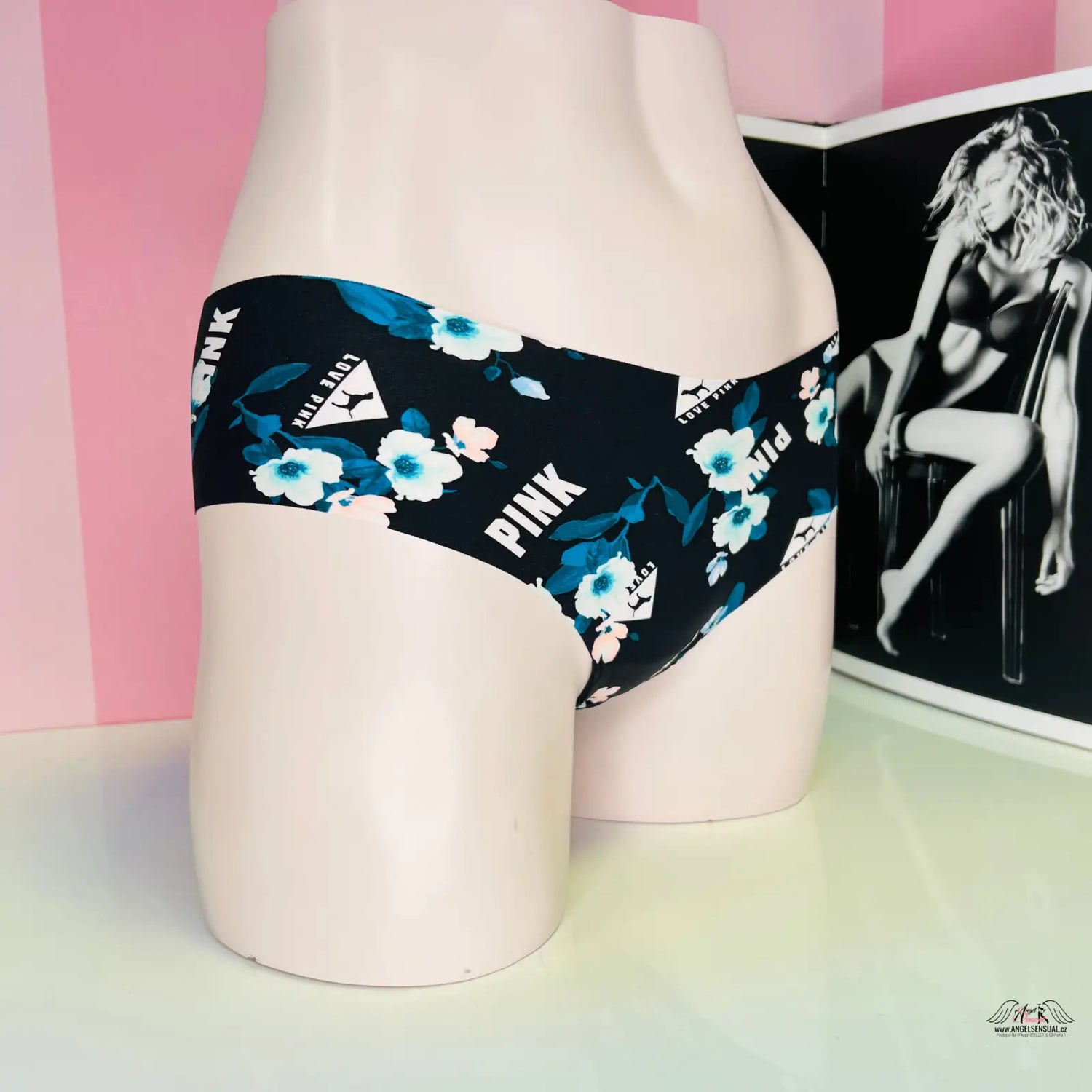 Bezešvé kalhotky PINK Cheekster s černobílým květinovým vzorem vícebarevné bezešvé