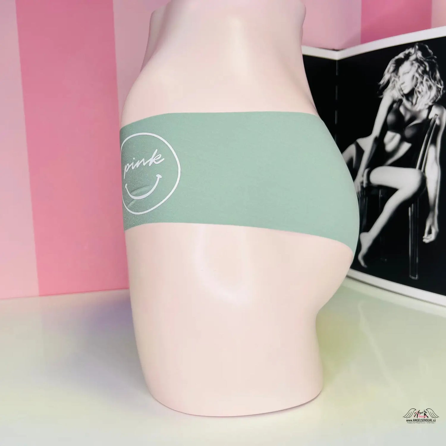 Manekýn s zeleným páskem na vícebarevné bezešvé kalhotky PINK Cheekster Bezešvé Kalhotky