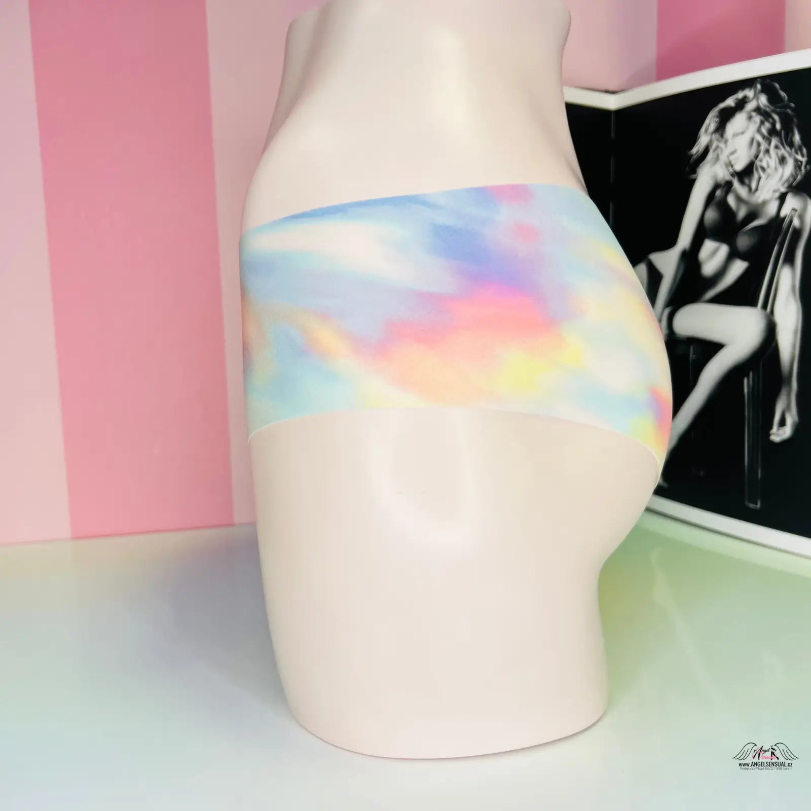 Mannequin s tie dye páskem na vícebarevné bezešvé kalhotky PINK Cheekster Bezešvé Kalhotky