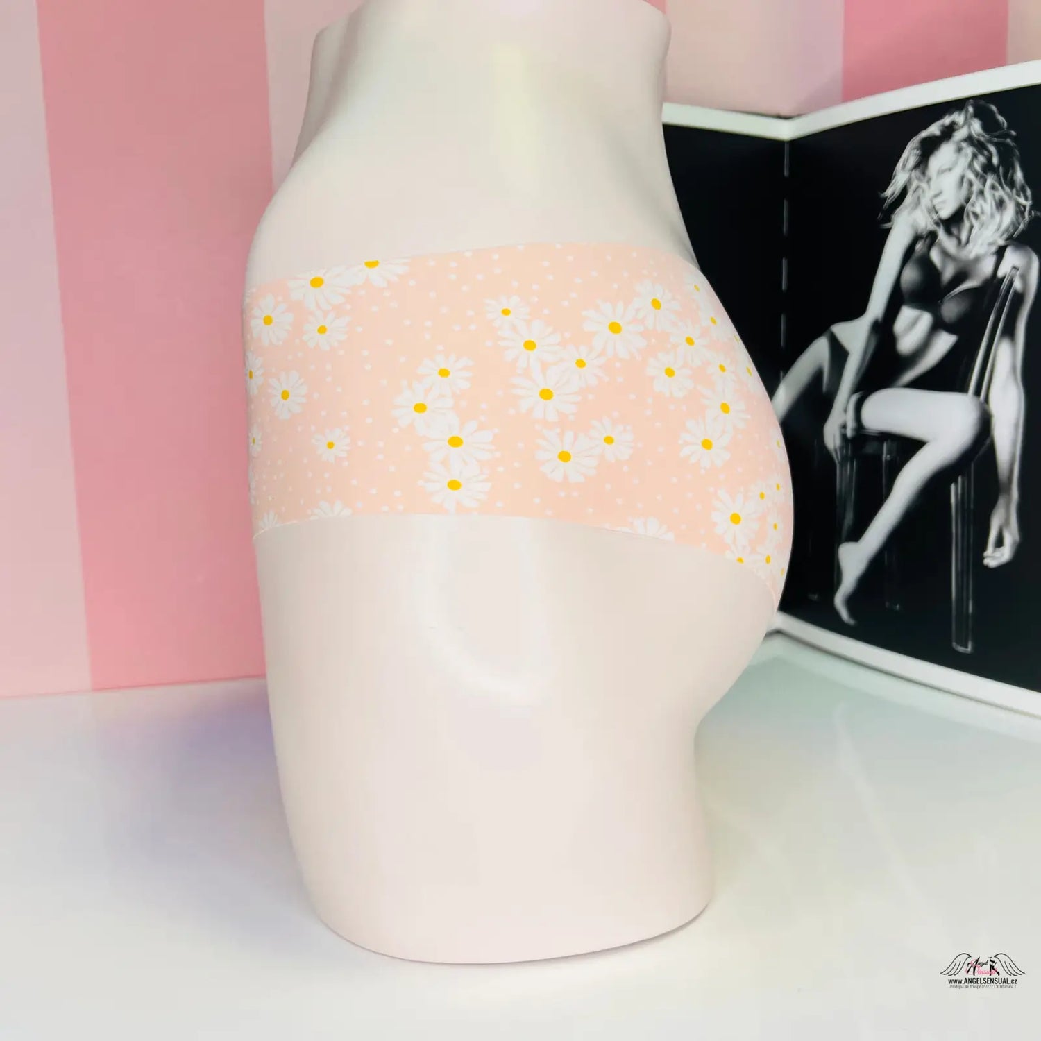 Váza s obrázkem ženy na vícebarevné bezešvé kalhotky PINK Cheekster