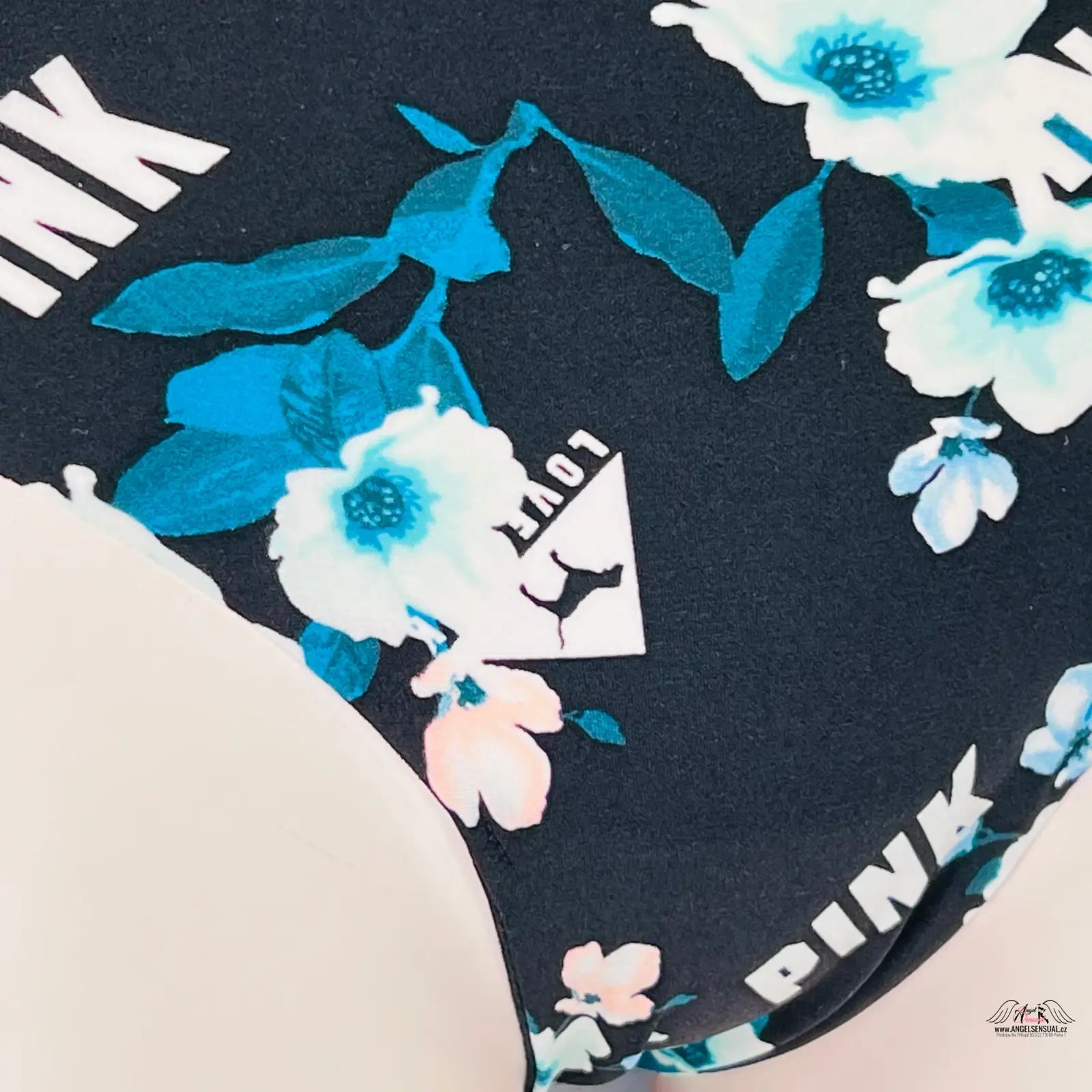 Detailní záběr černobílo-modrých květinových bezešvých kalhotek Vícebarevné bezešvé kalhotky