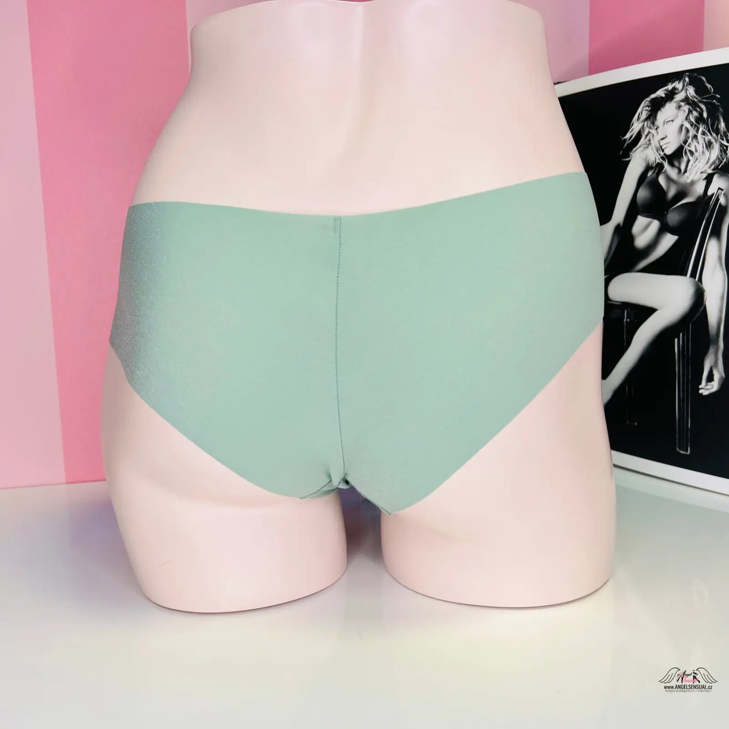 Žena v zelených bezešvých kalhotkách s černobílým motivem, vícebarevné bezešvé kalhotky