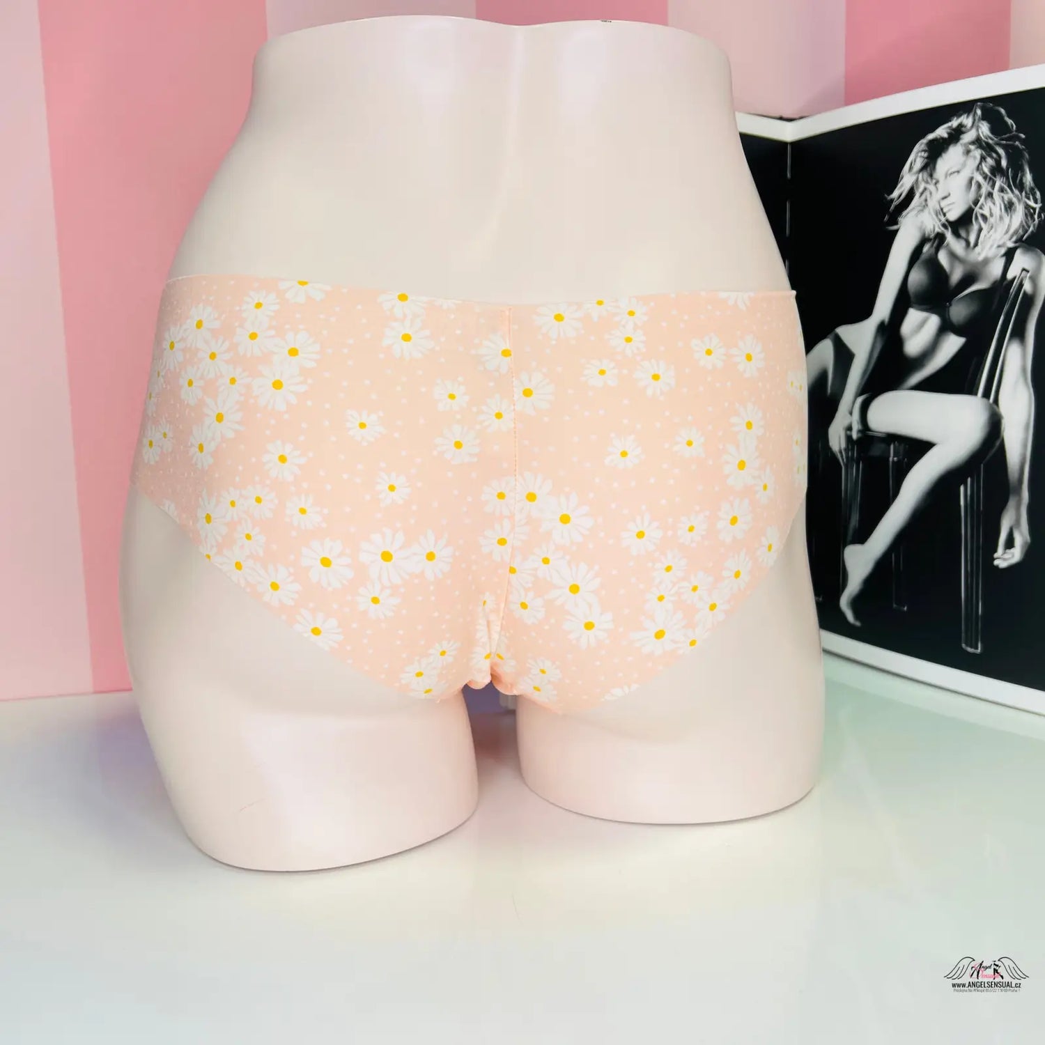 Bezešvé kalhotky PINK Cheekster s bílou barvou a žlutými květinami