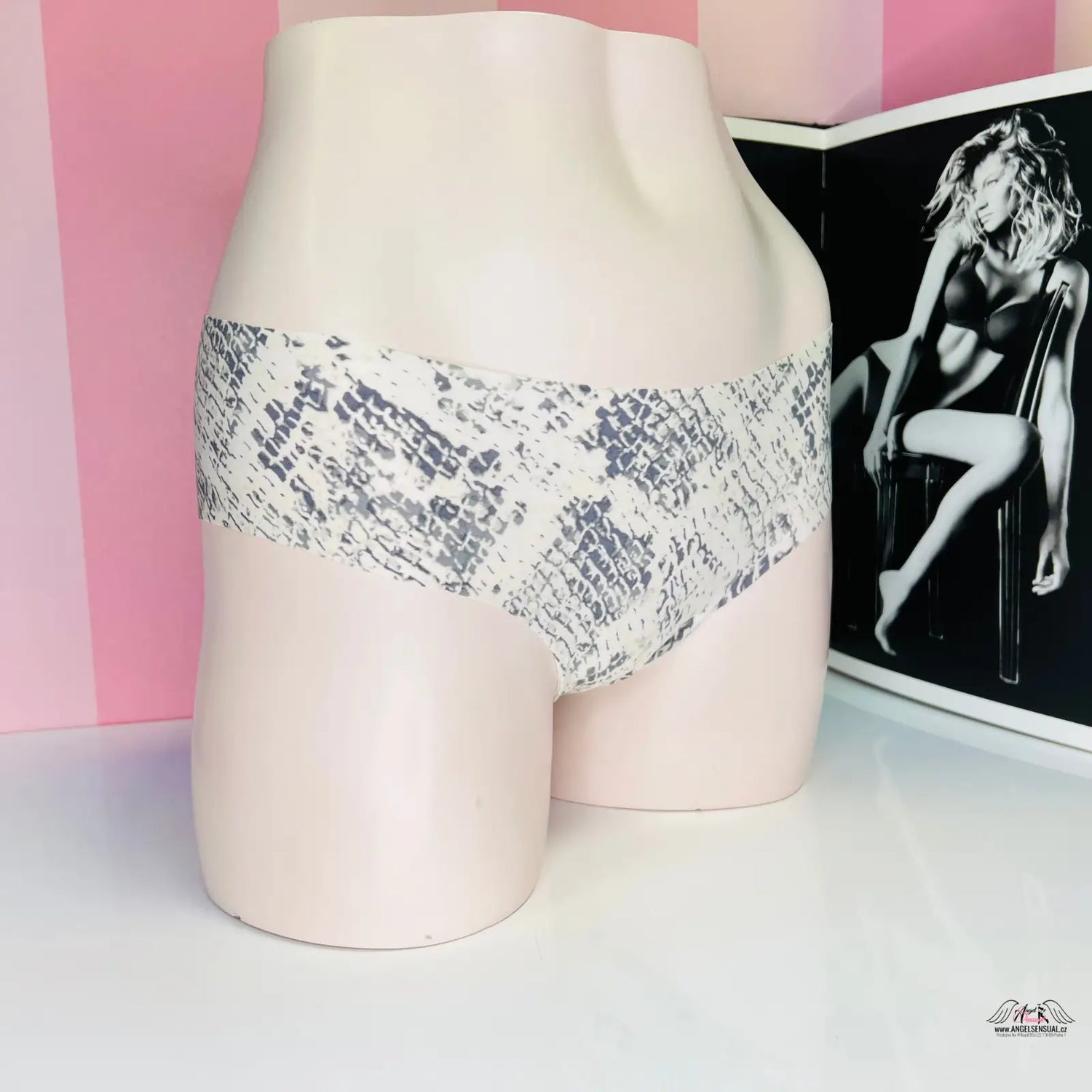 Bezešvé kalhotky PINK Cheekster s černobílou fotografií ženy na mannequin