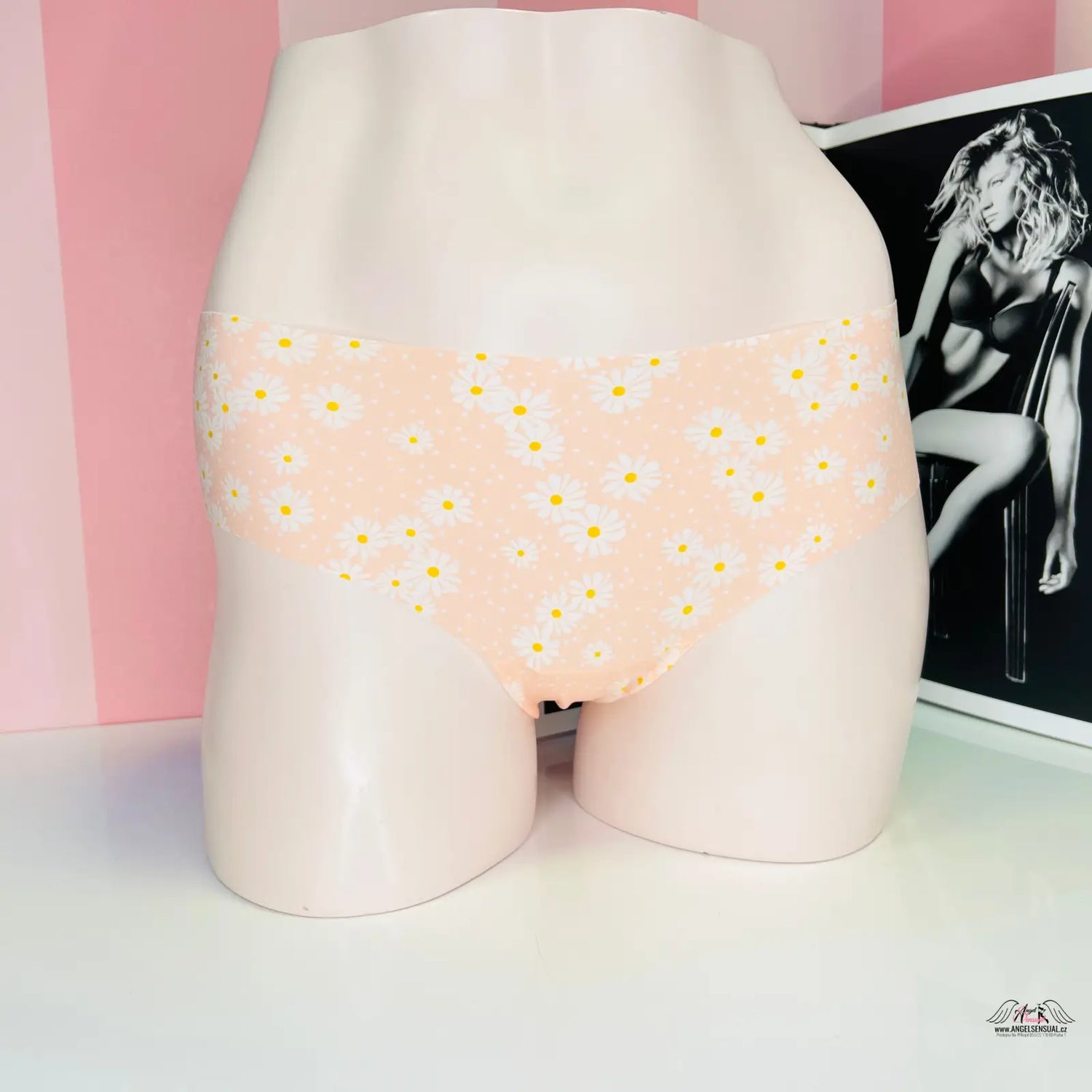 Bezešvé kalhotky PINK Cheekster s bílou barvou a žlutými květinami