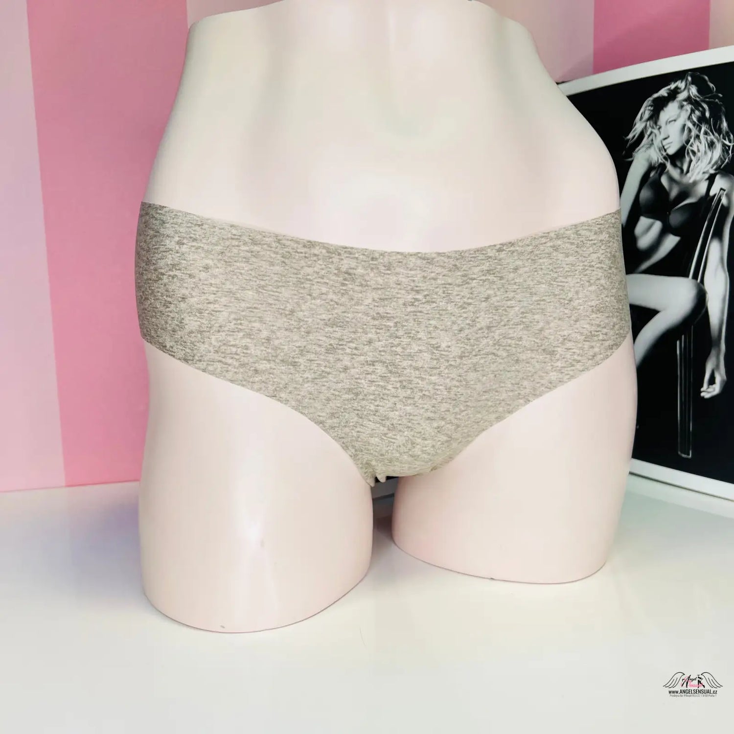 Detailní pohled na bezešvé kalhotky PINK Cheekster s obrázkem ženy v pozadí