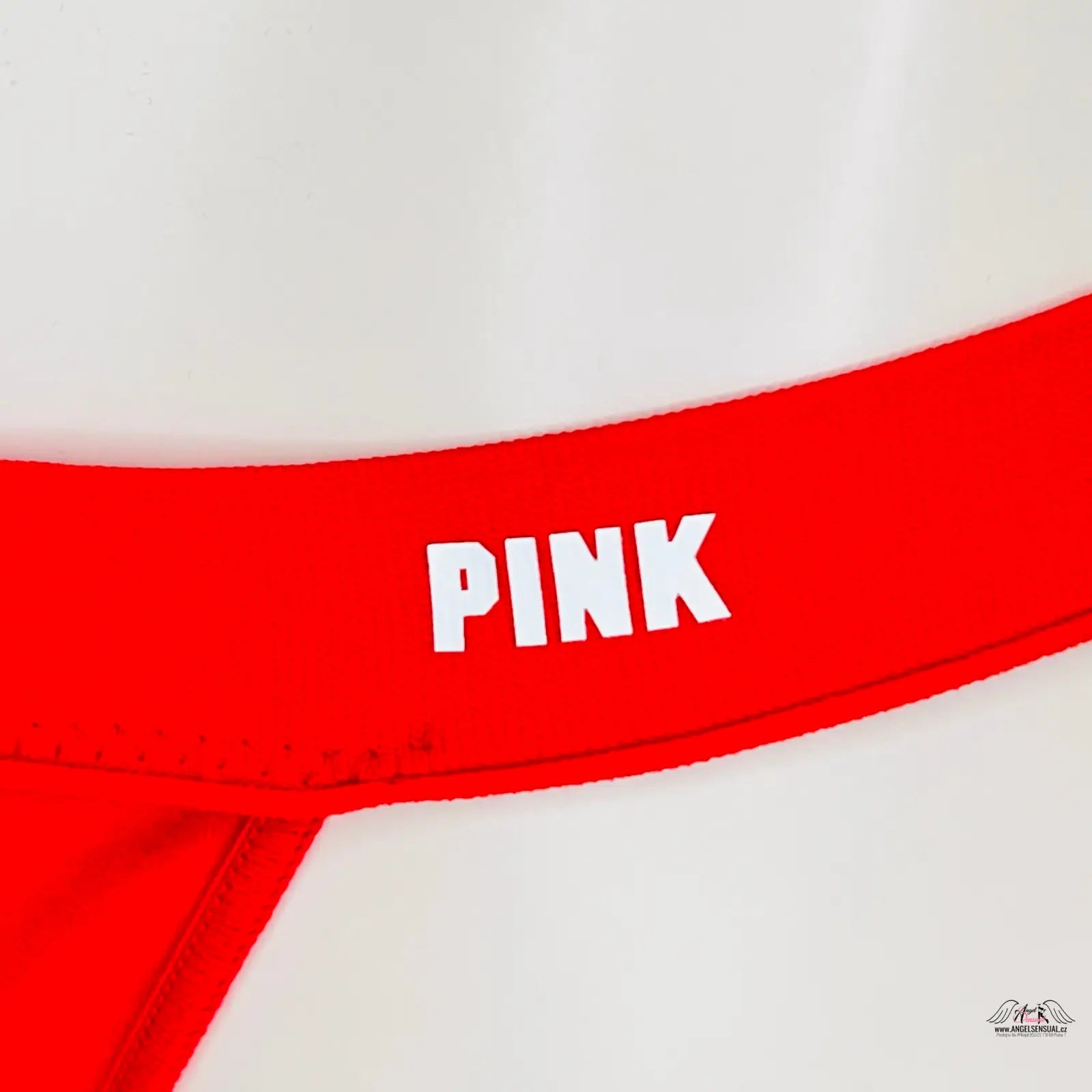 Red elastické kalhotky s PINK logem, ideální pro apparel & accessories na levé straně