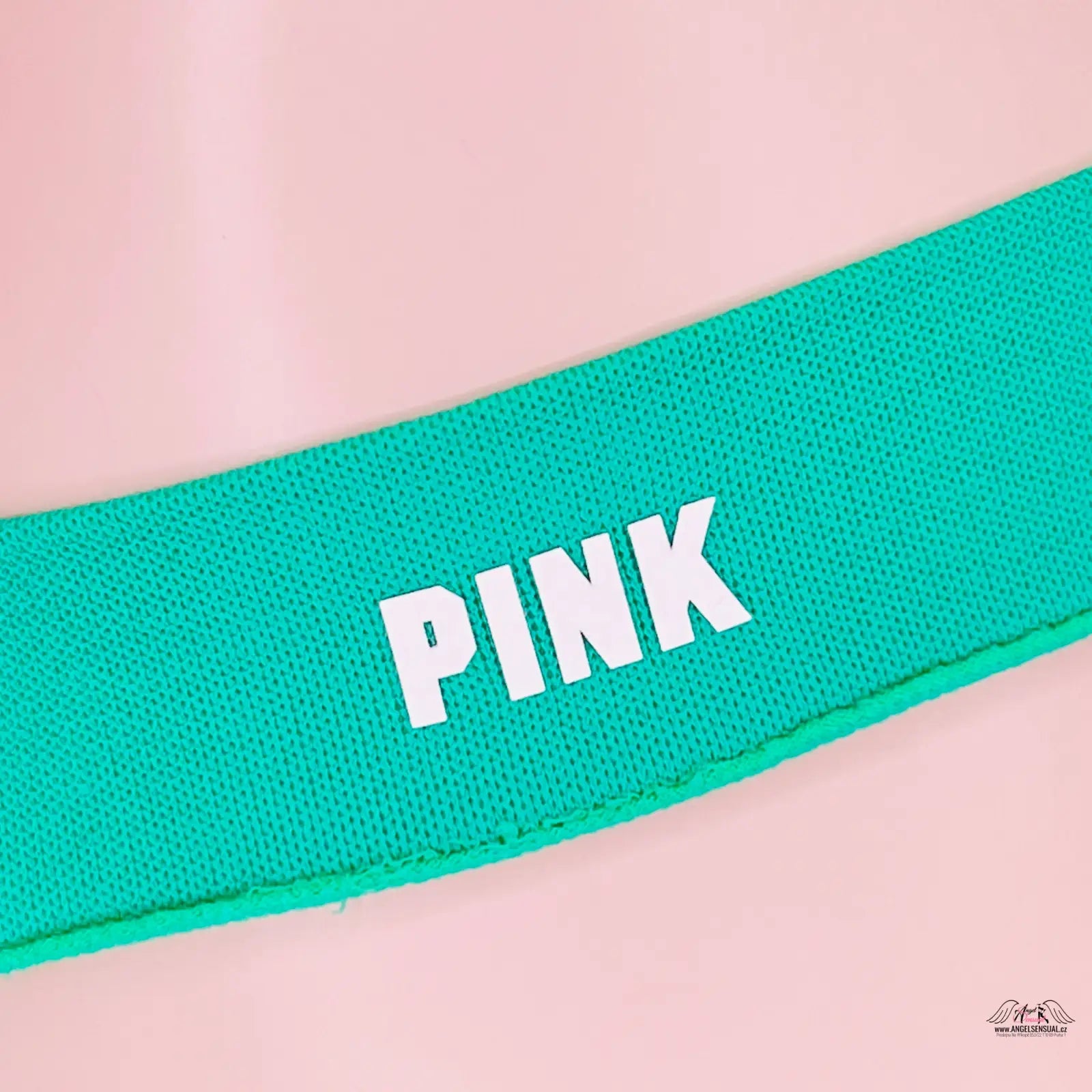 Zelený elastický popruh s nápisem PINK na levé straně v produktových elastických kalhotkách