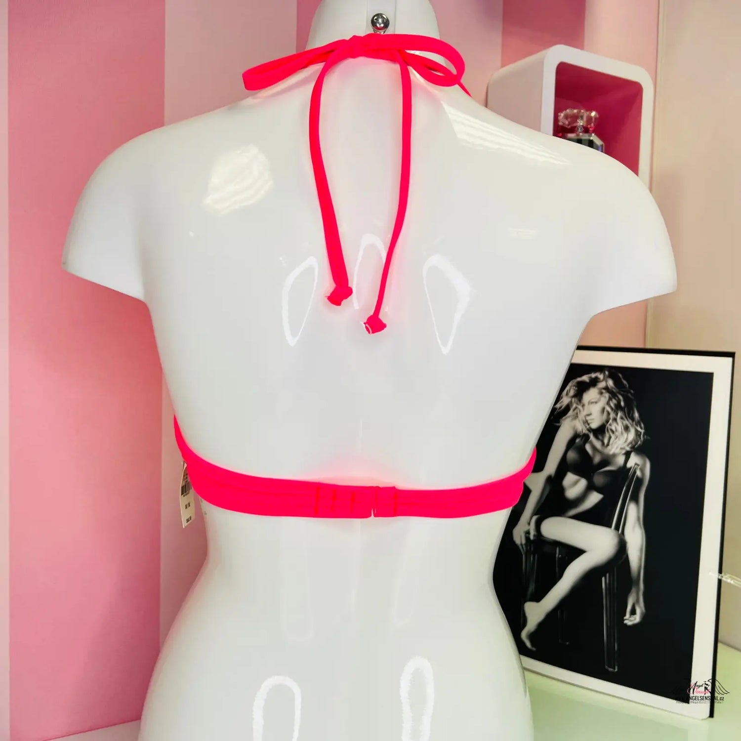 Bílý manekýn s červeným lehkým push-up horním plavkovým topem s ozdobnými volánky