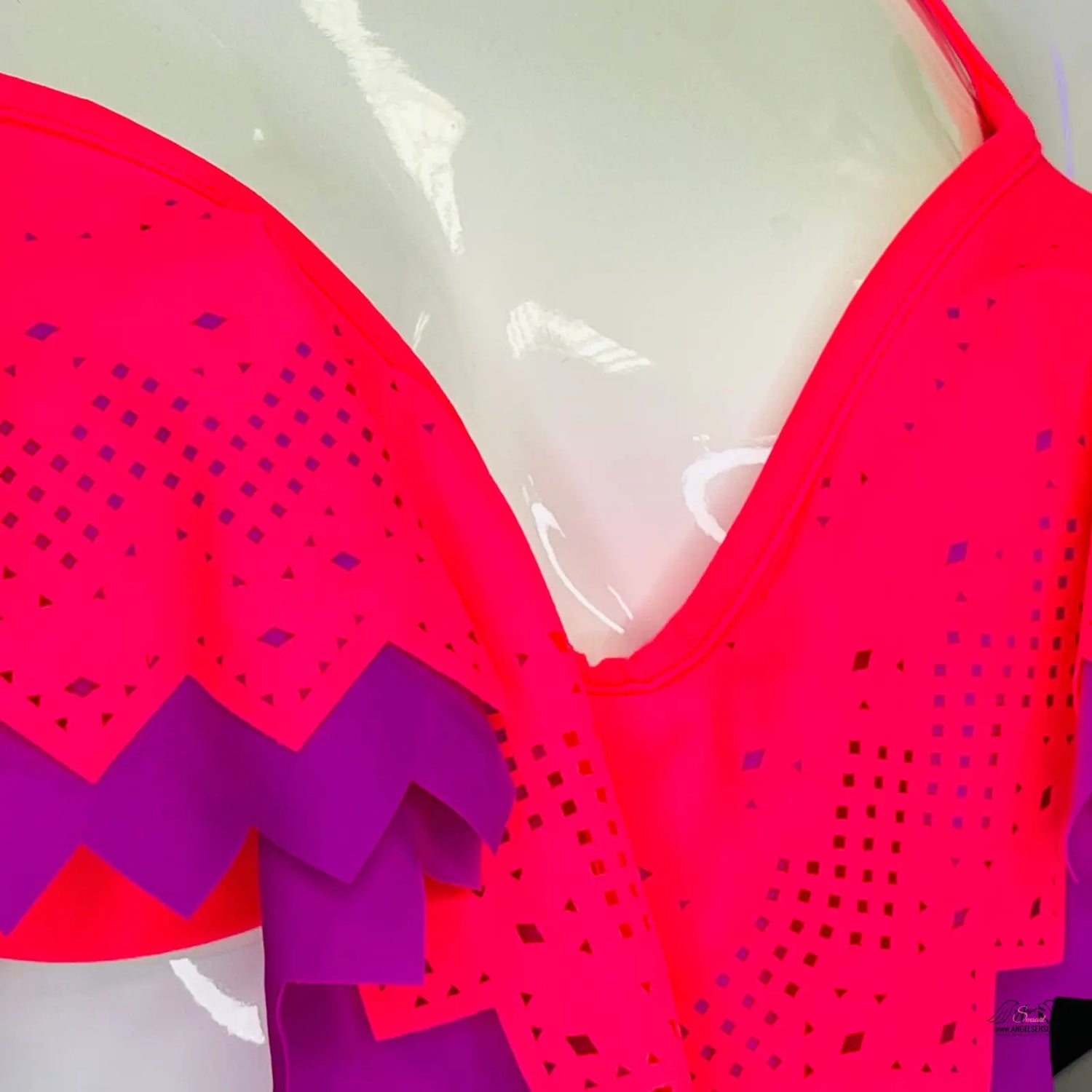 Lehký push-up horní s ozdobnými volánky, růžová s fialovým zigzagovým lemem