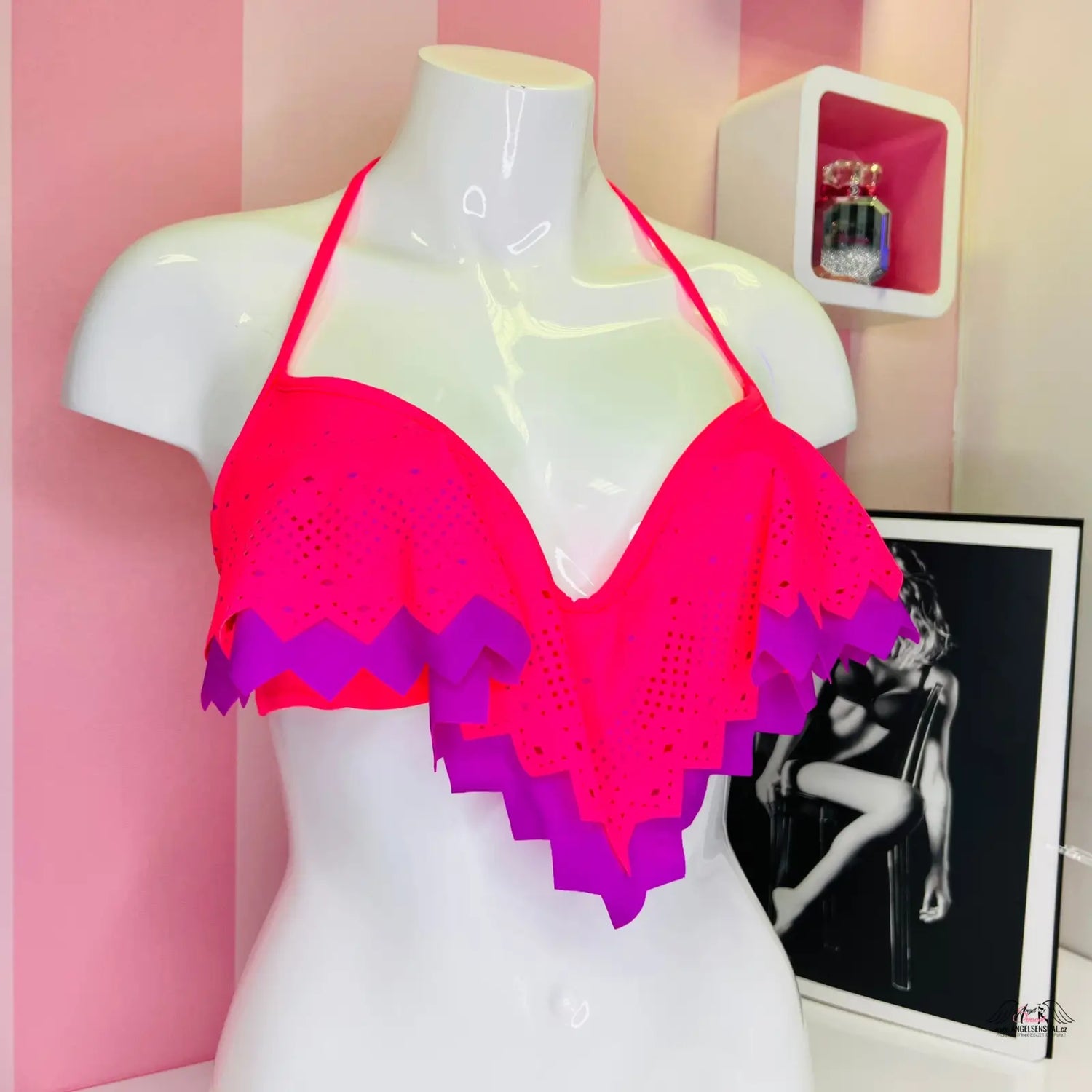 Bright pink and purple lehký push-up horní s ozdobnými volánky na figuríně
