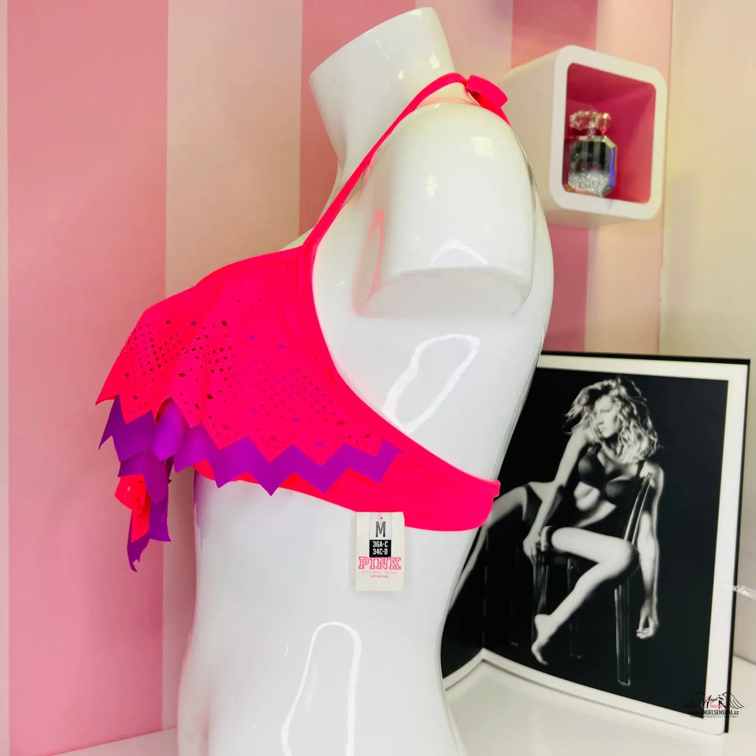 Lehký push-up horní s ozdobnými volánky v růžové a fialové barvě na bílém modelu