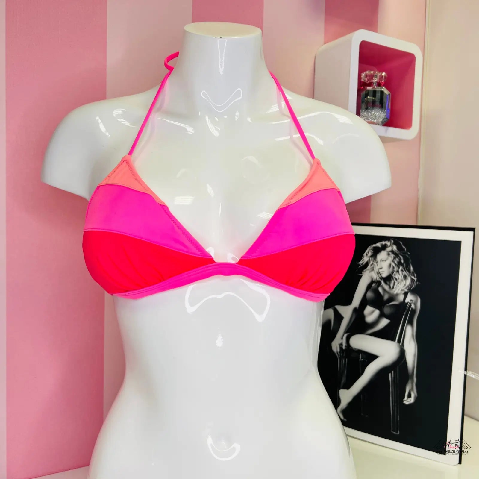 Růžový horní díl plavek PINK Trio na bílé figuríně, ideální jako horní díl plavek
