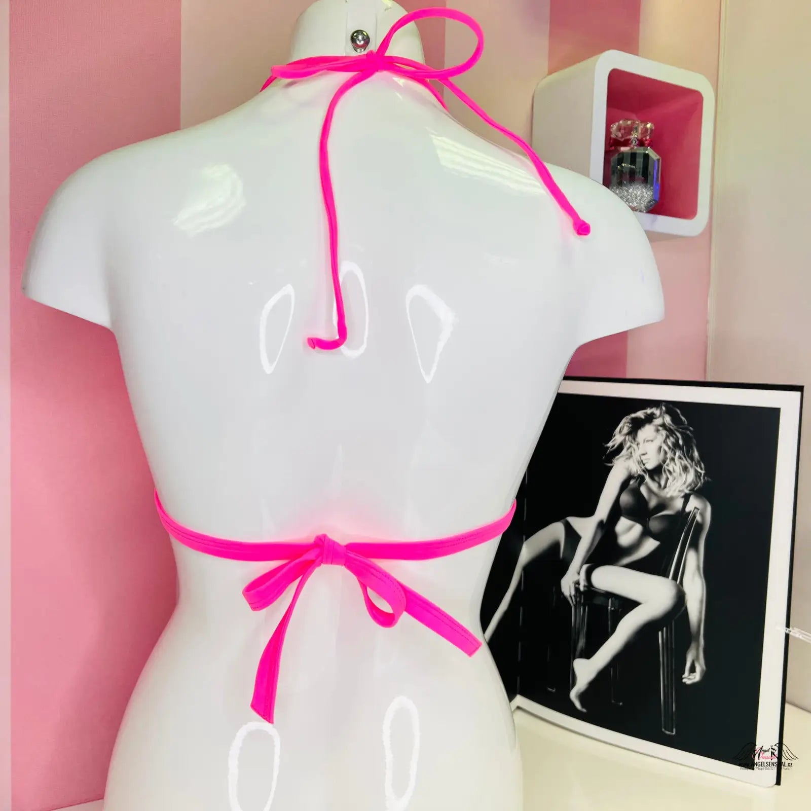 Bílý manekýn s růžovým horním dílem plavek PINK Trio Růžové