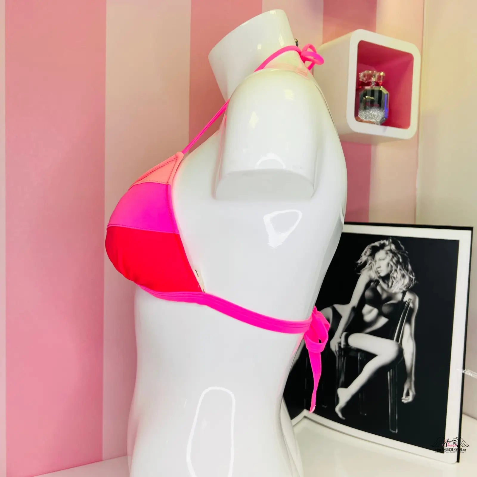 Bílý manekýn s růžovým horním dílem plavek PINK Trio Růžové Plavky