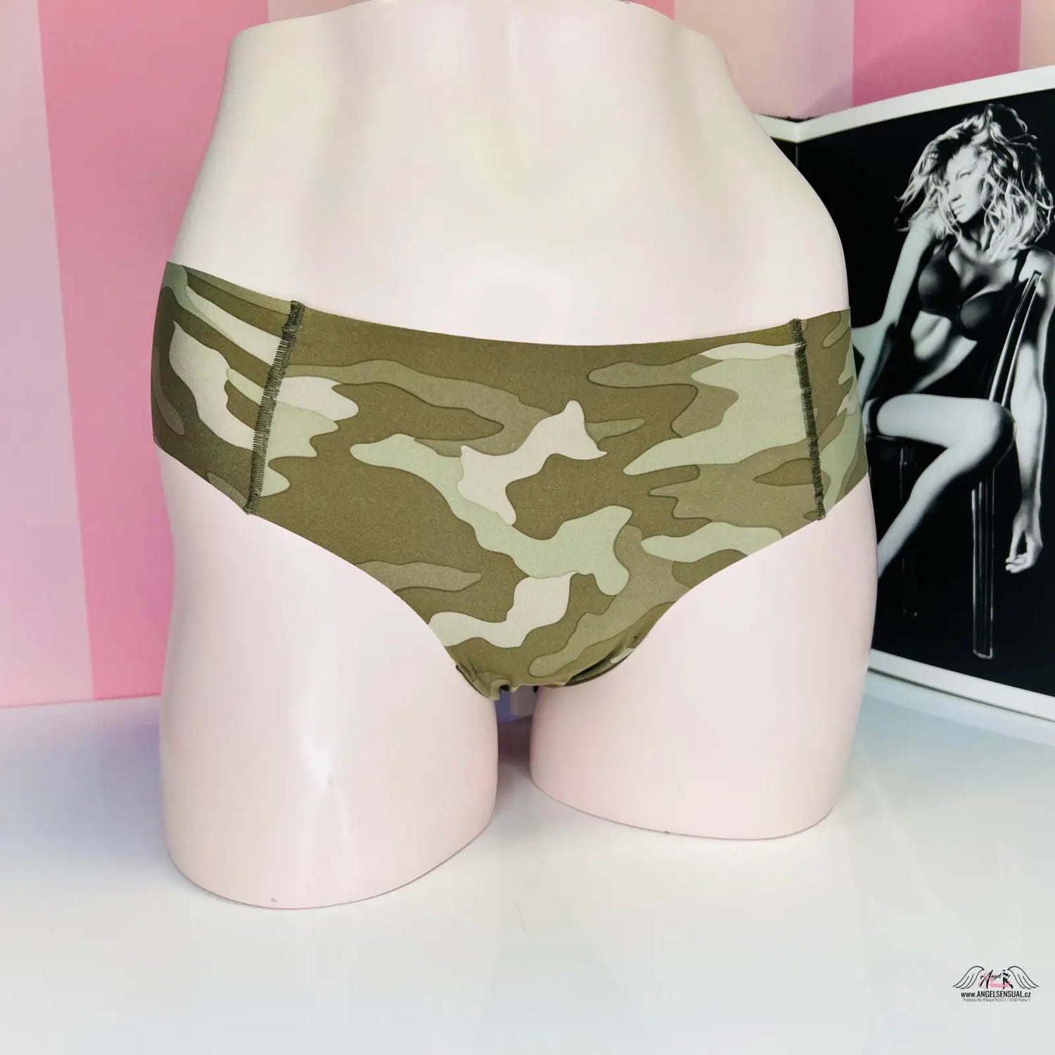 Stylové maskáčové kalhotky PINK Kalhotky Army na figuríně s luxusním pocitem