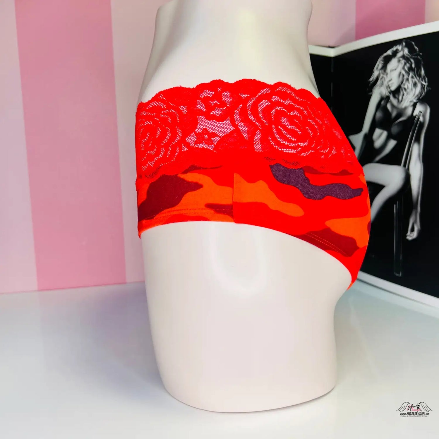 Elegantní dámské kalhotky PINK Kalhotky Army Red s maskáčovým vzorem a krajkou