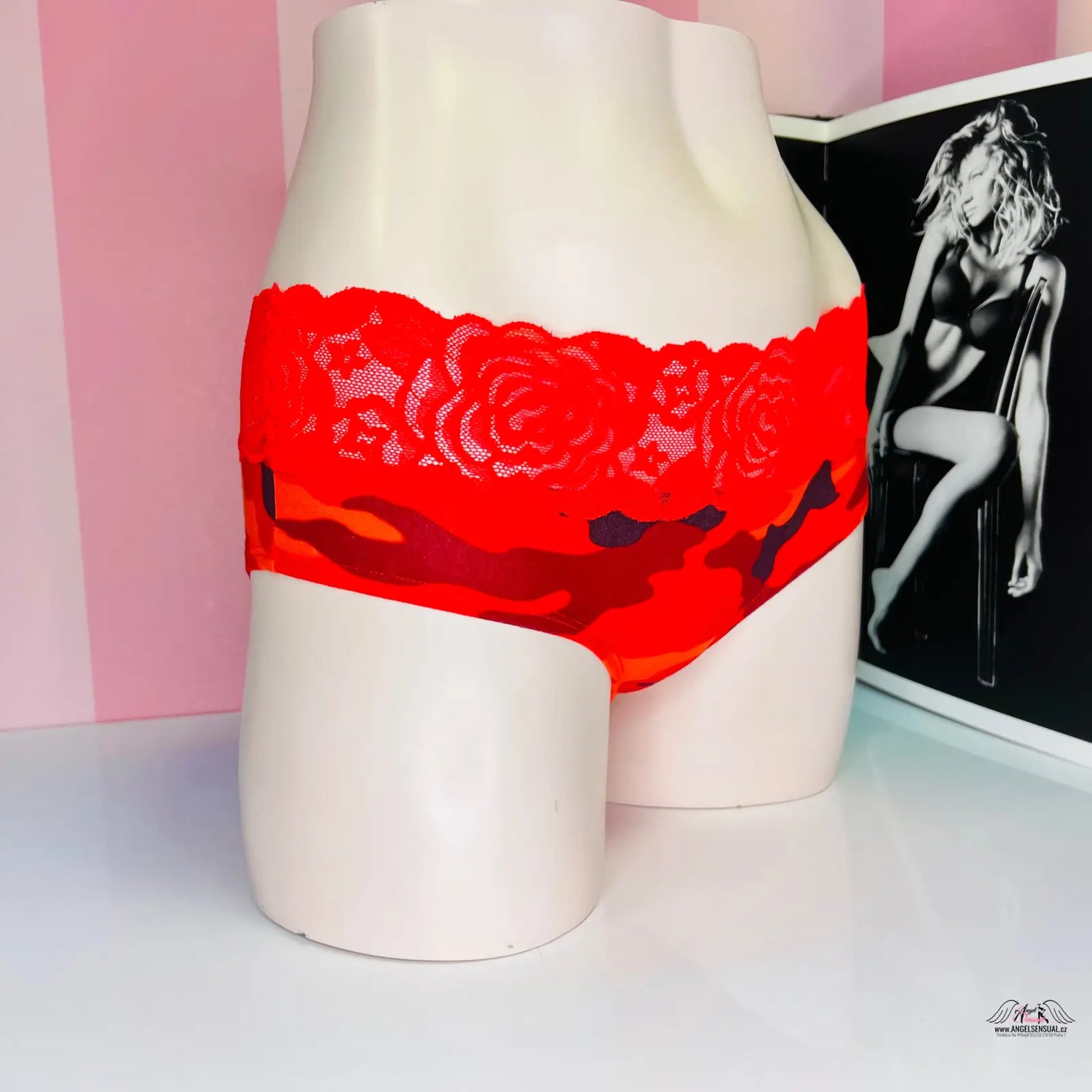 Elegantní dámské kalhotky PINK Kalhotky Army Red na bílé figuríně, bavlněné a s maskáčovým vzorem