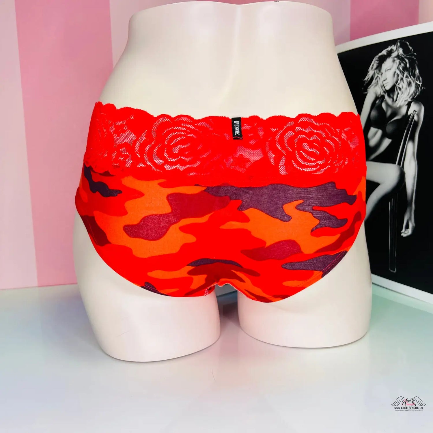 Elegantní dámské kalhotky PINK Kalhotky Army Red s maskáčovým vzorem a krajkou