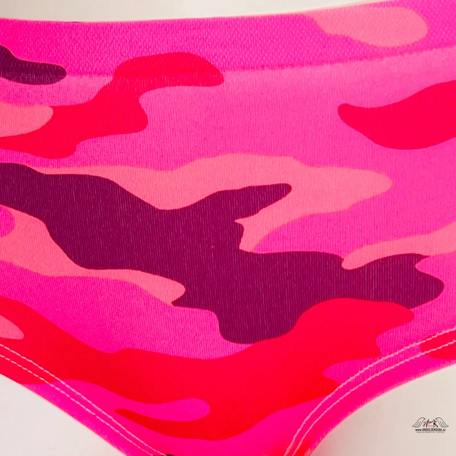 Pink maskáčové kalhotky Pink s moderním vzhledem a stylovým maskáčovým vzorem