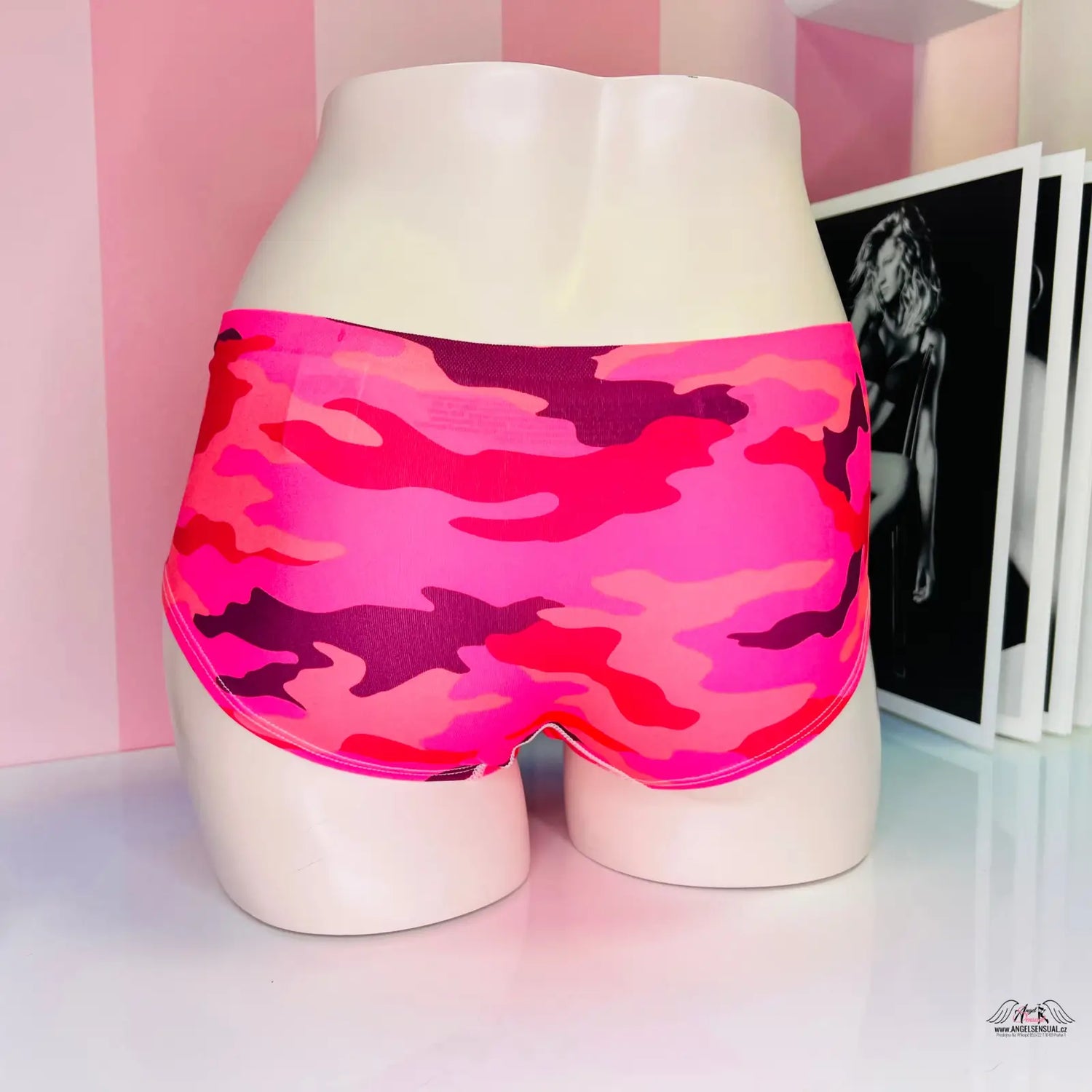 Maskáčové kalhotky pink na modelu, stylové maskáčové kalhotky, moderní vzhled