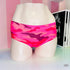 Pink maskáčové kalhotky pink na manekýnu, stylové maskáčové kalhotky s moderním vzhledem