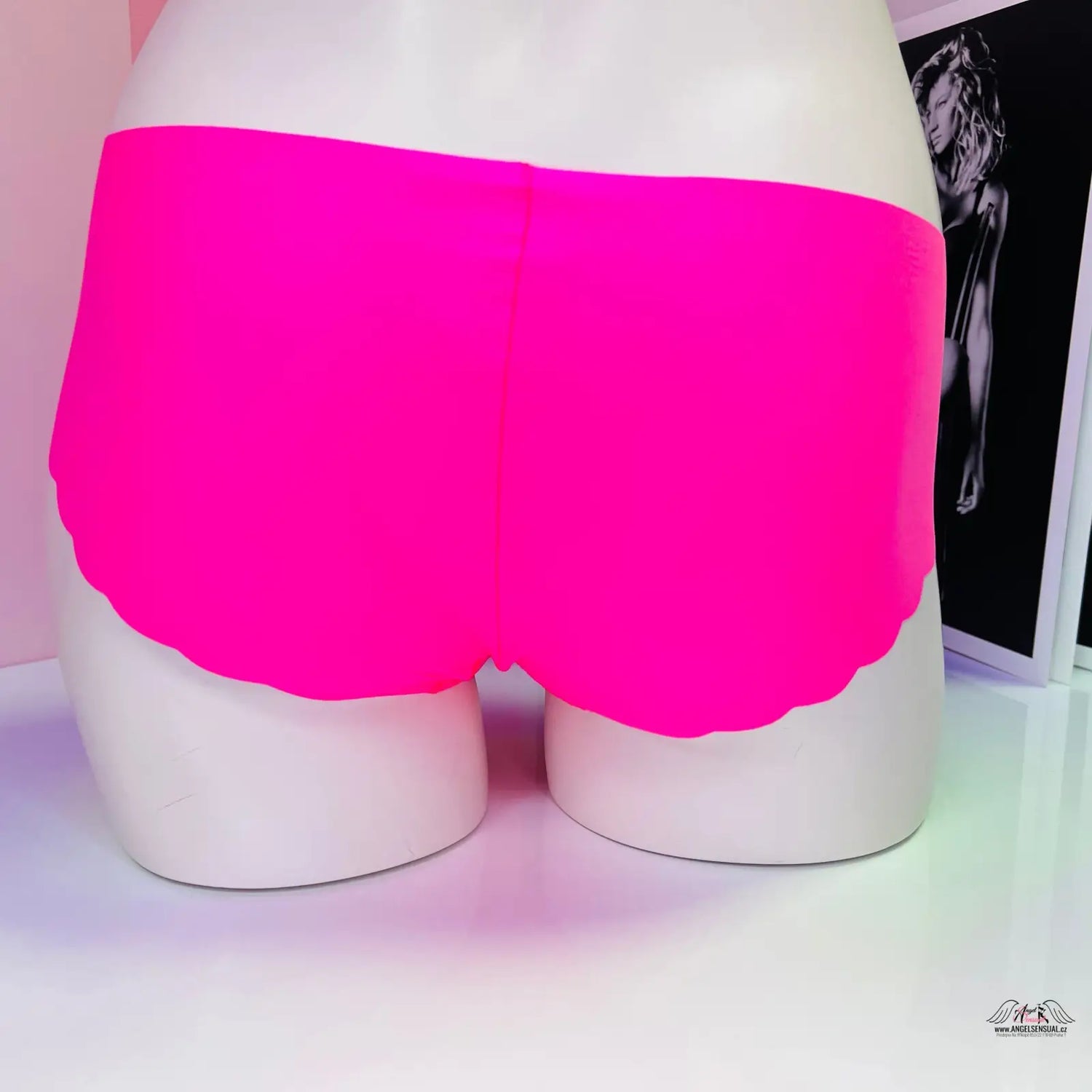 Bílá manekýnka s téměř bezešvými růžovými kalhotkami PINK Kalhotky Bezešvé