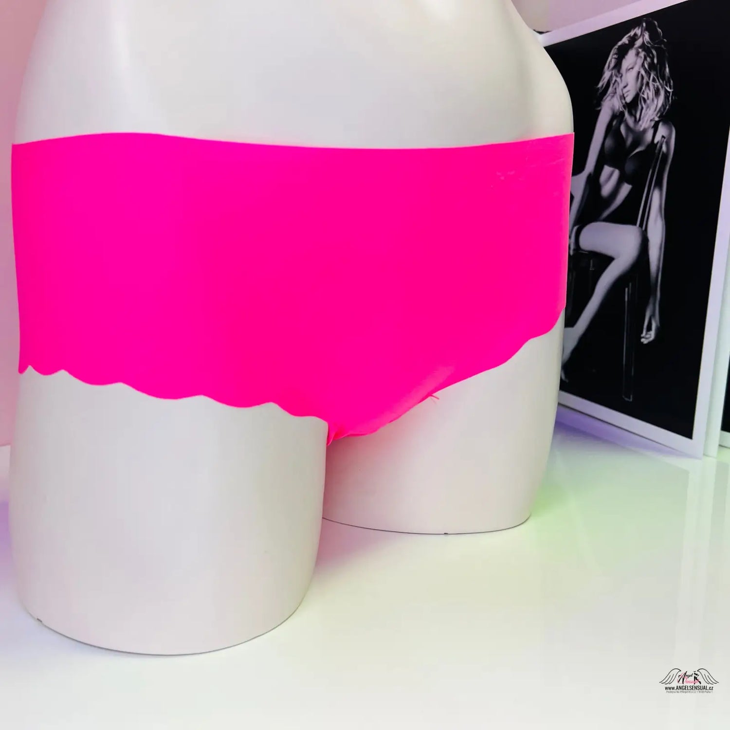 Pink a bílá váza na stole s téměř bezešvými růžovými kalhotkami Hipsterského střihu