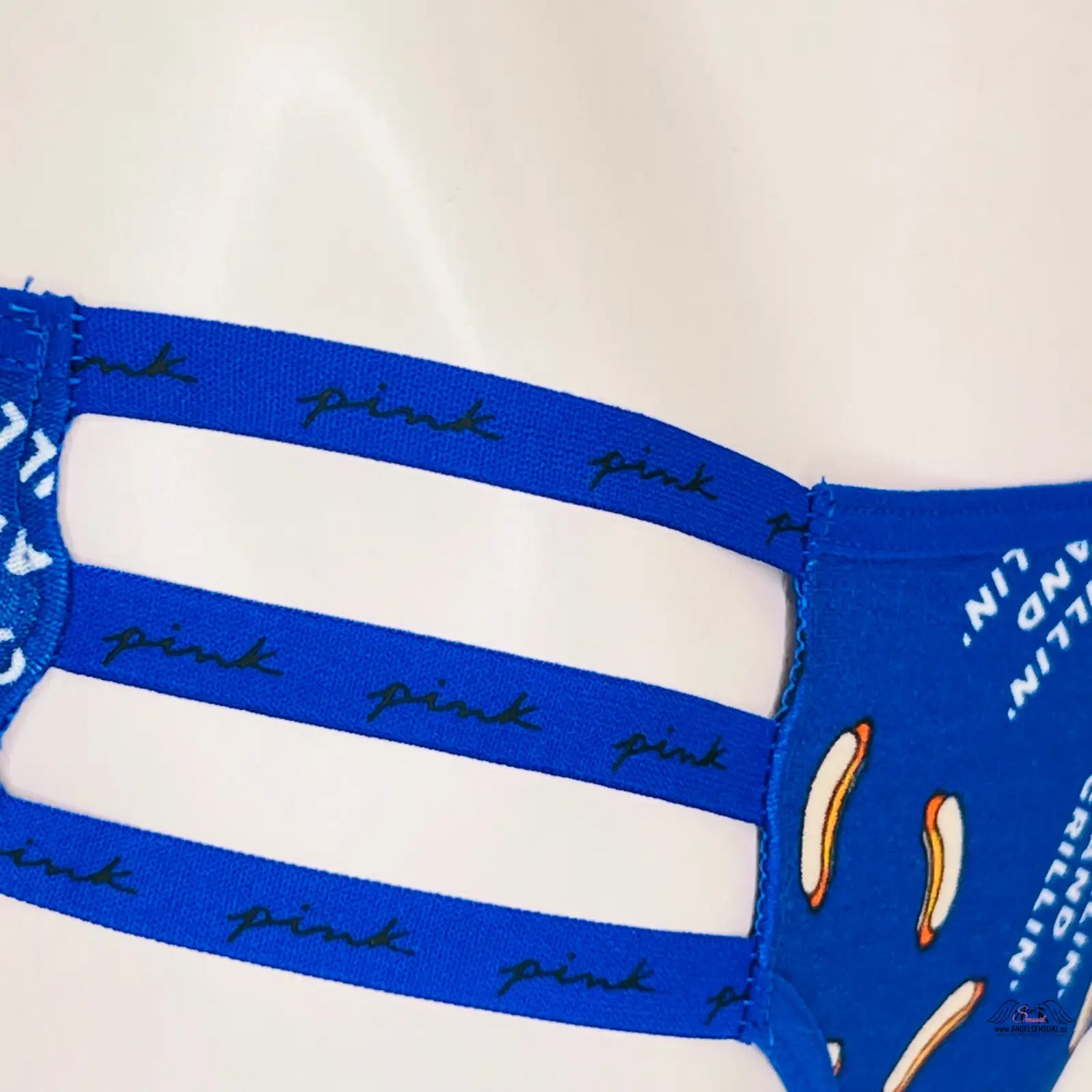 Obrázek modré masky s bílou kalhotky cheekster PINK Victoria’s Secret Pink s banánovým potiskem