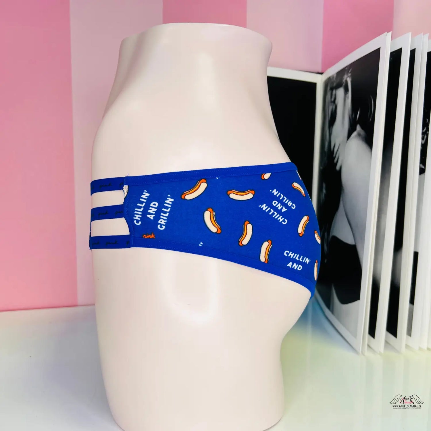 Bílá mannequin s PINK Kalhotky Cheekster Hotdog s banánovým potiskem, Victoria’s Secret PINK